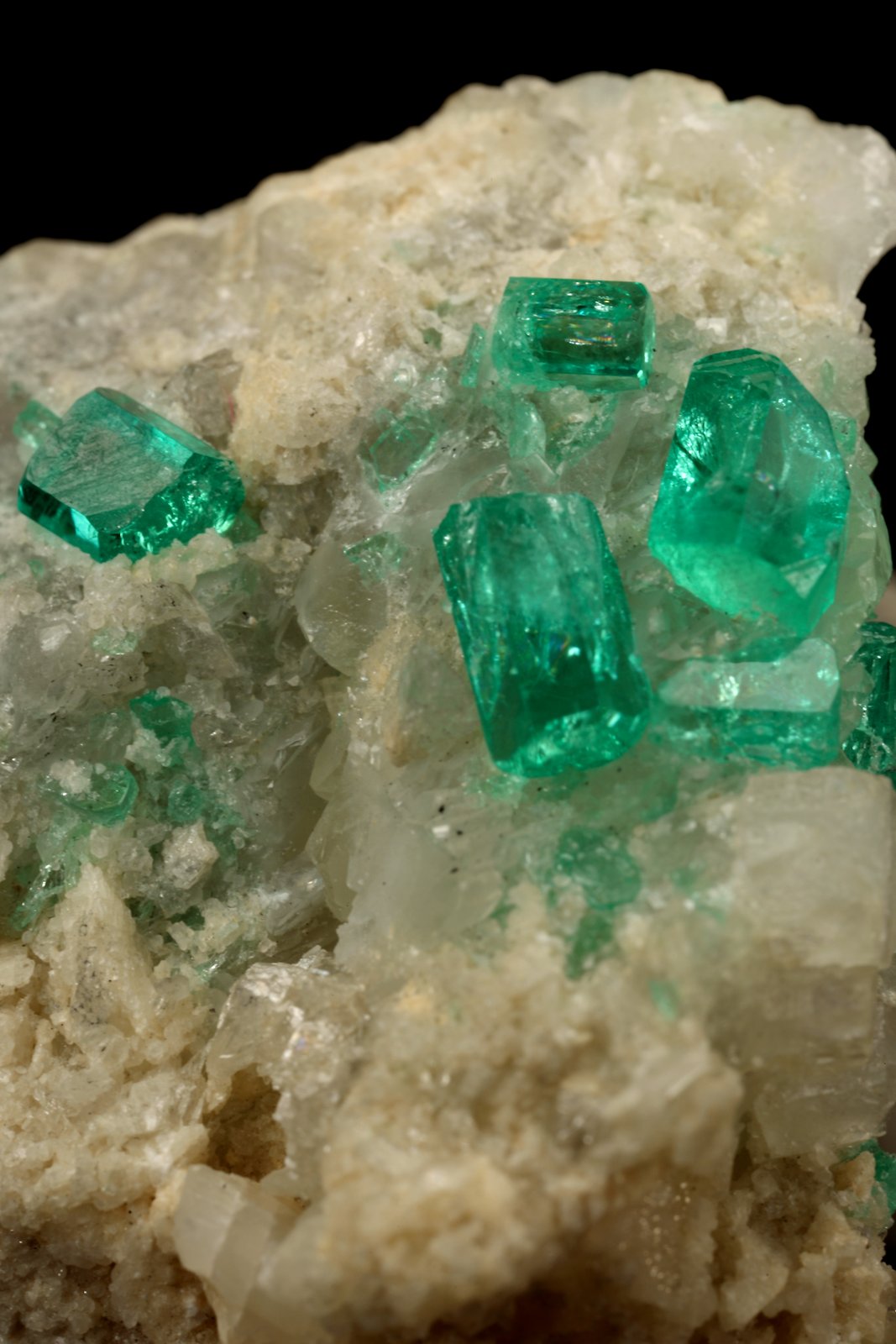 Beryl (variety emerald), Calcite, Dolomite
42x39x34mm, xls up to 7mm
(Autor: Fiebre Verde)