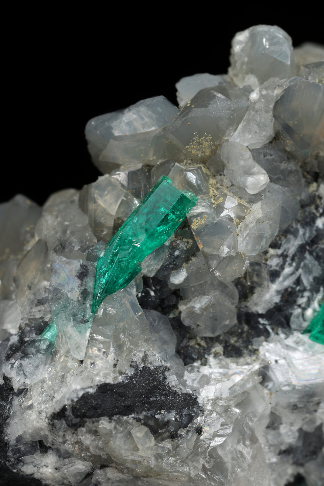 Beryl (variety emerald), Calcite, Dolomite
47x45x47mm, xl=18mm - 2 xls in the back: 11mm & 7mm
(Autor: Fiebre Verde)