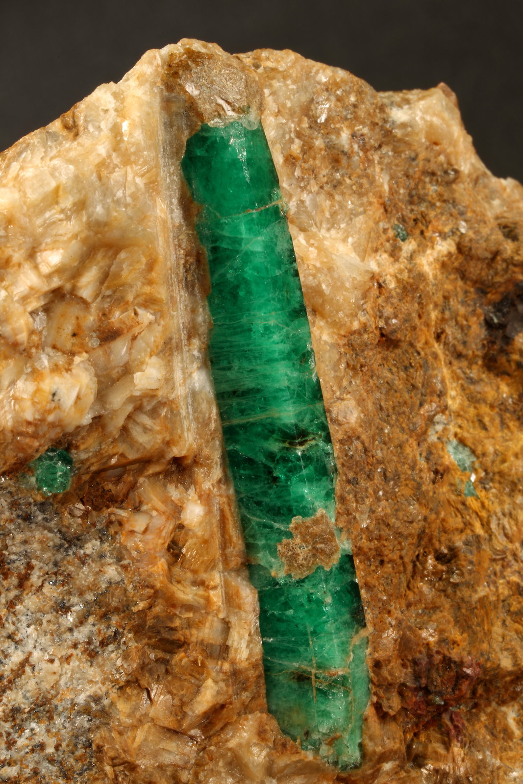 Beryl (variety emerald), Muscovite
110x95x35, xl=44mm
(Autor: Fiebre Verde)