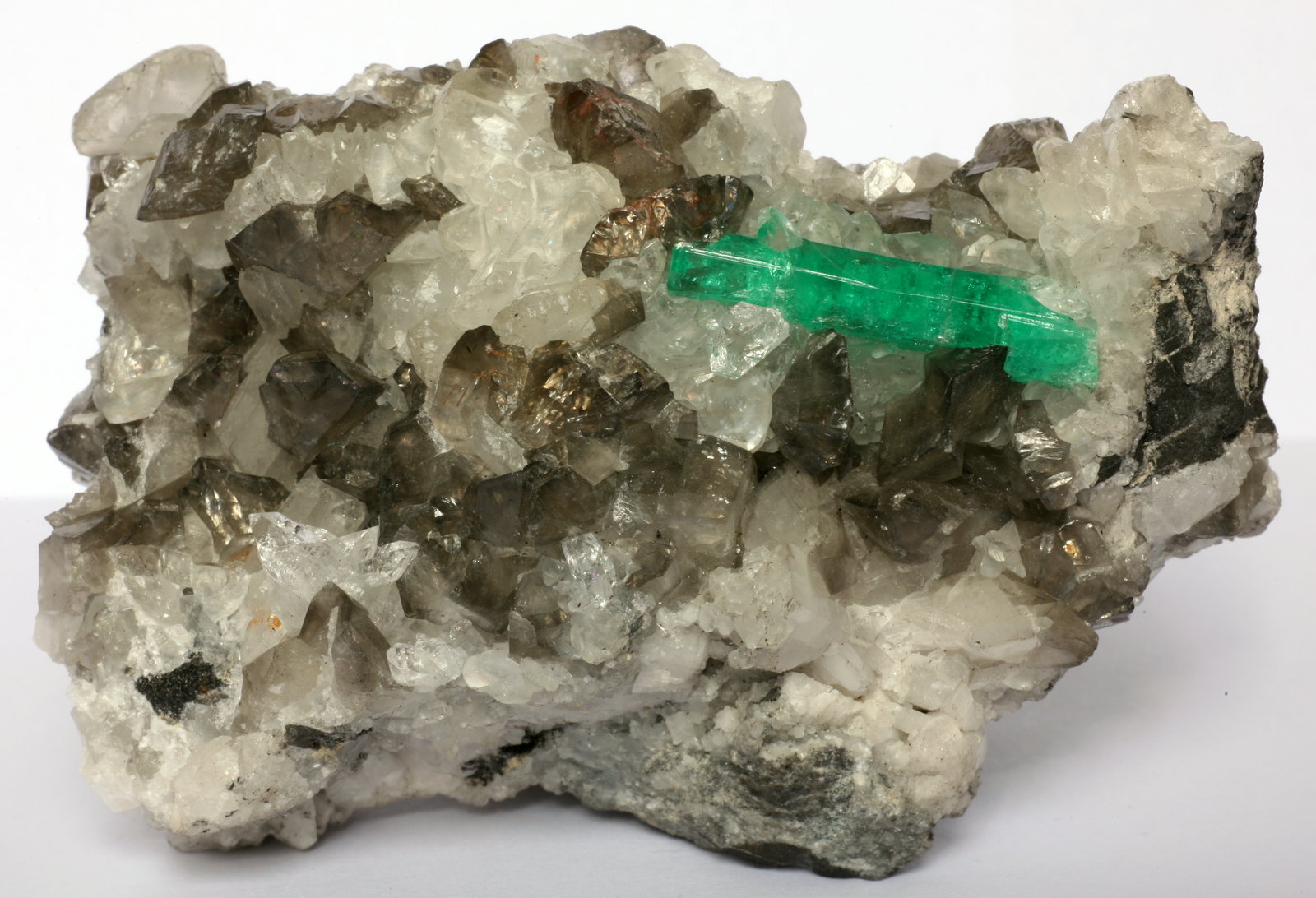 Beryl (variety emerald), Calcite, Quartz
75x60x40mm
(Autor: Fiebre Verde)