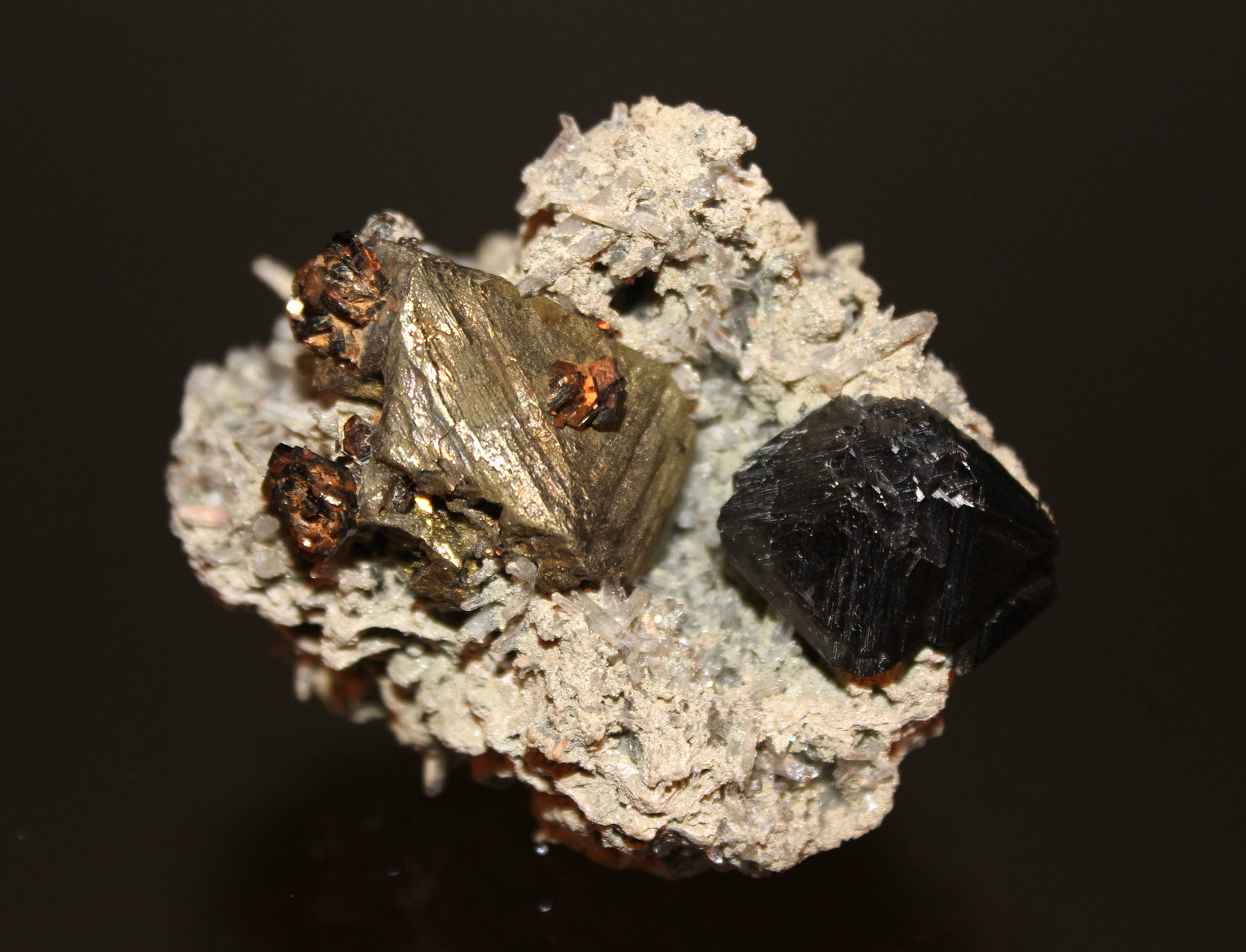 Sphalerite, Chalcopyrite, Tetrahedrite, Quartz
7.0 x 6.6 cm
(Autor: Don Lum)