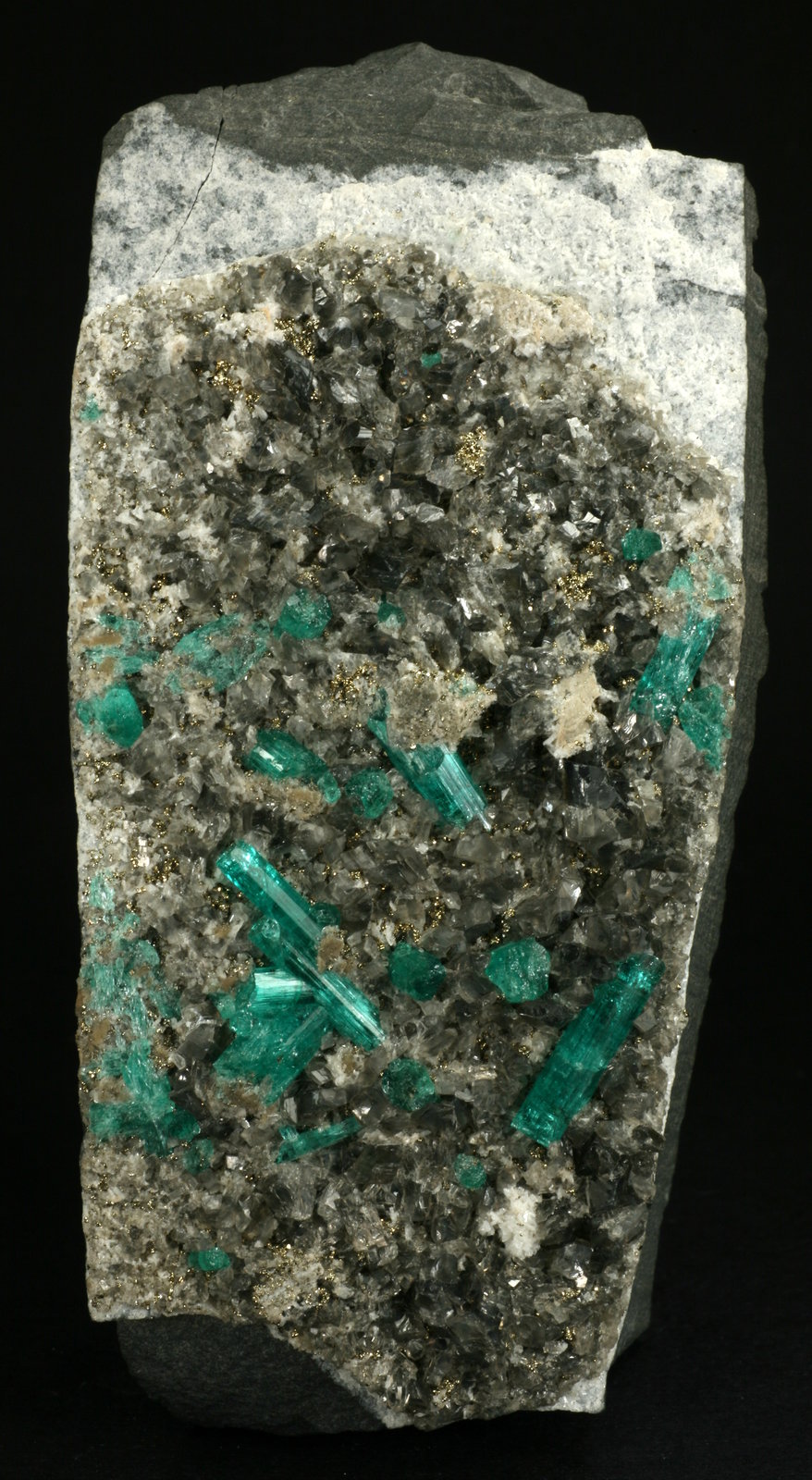 Beryl (variety emerald), Calcite, Pyrite, Albite
125x70x40cm
(Autor: Fiebre Verde)