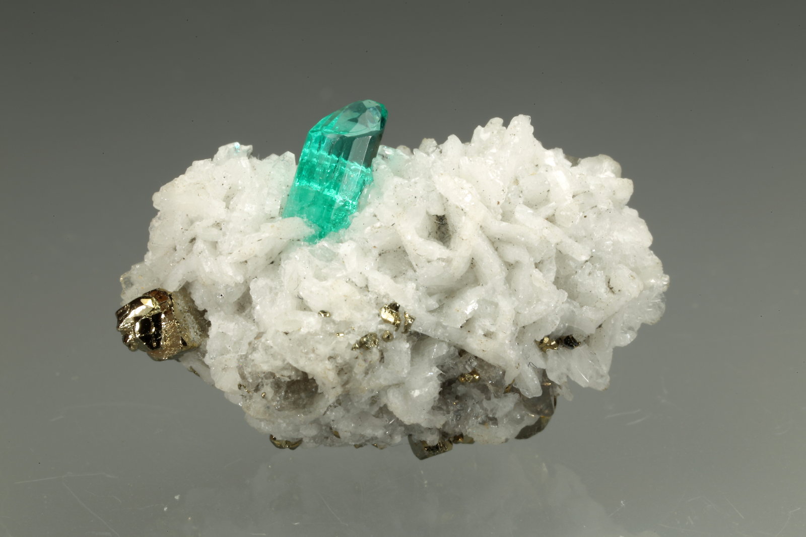 Beryl (variety emerald), Albite (variety cleavelandite), Pyrite
24x13x11mm, xl=6mm
(Autor: Fiebre Verde)