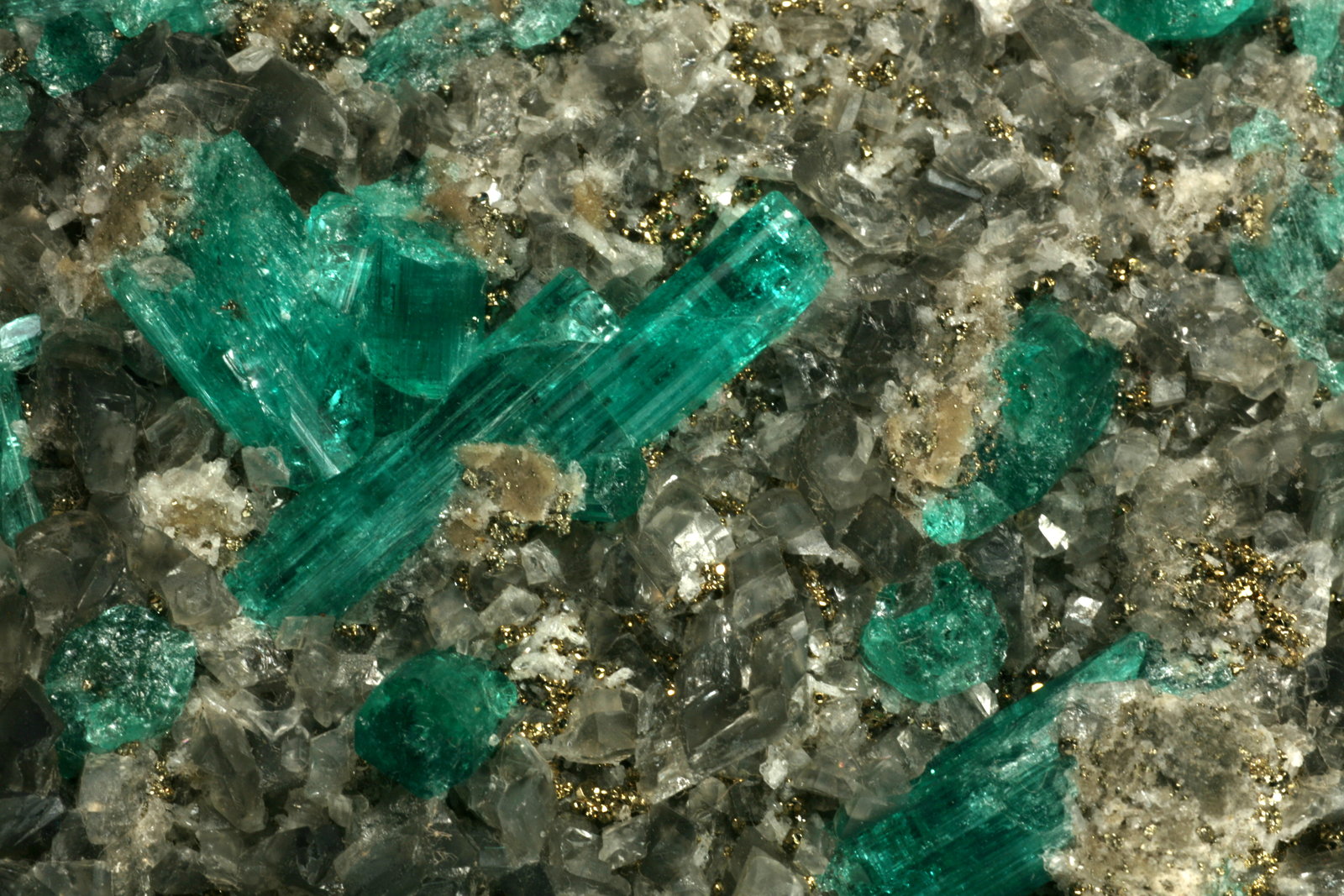Beryl (variety emerald), Calcite, Pyrite, Albite
Detail - FOV=4cm
(Autor: Fiebre Verde)