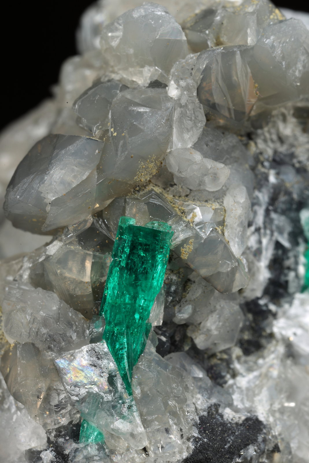 Beryl (variety emerald), Calcite, Dolomite
47x45x47mm, xl=18mm - 2 xls in the back: 11mm & 7mm
(Autor: Fiebre Verde)