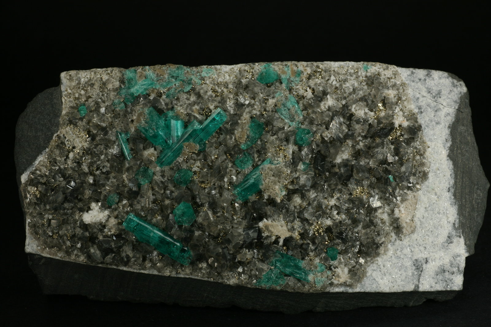 Beryl (variety emerald), Calcite, Pyrite, Albite
125x70x40cm
(Autor: Fiebre Verde)