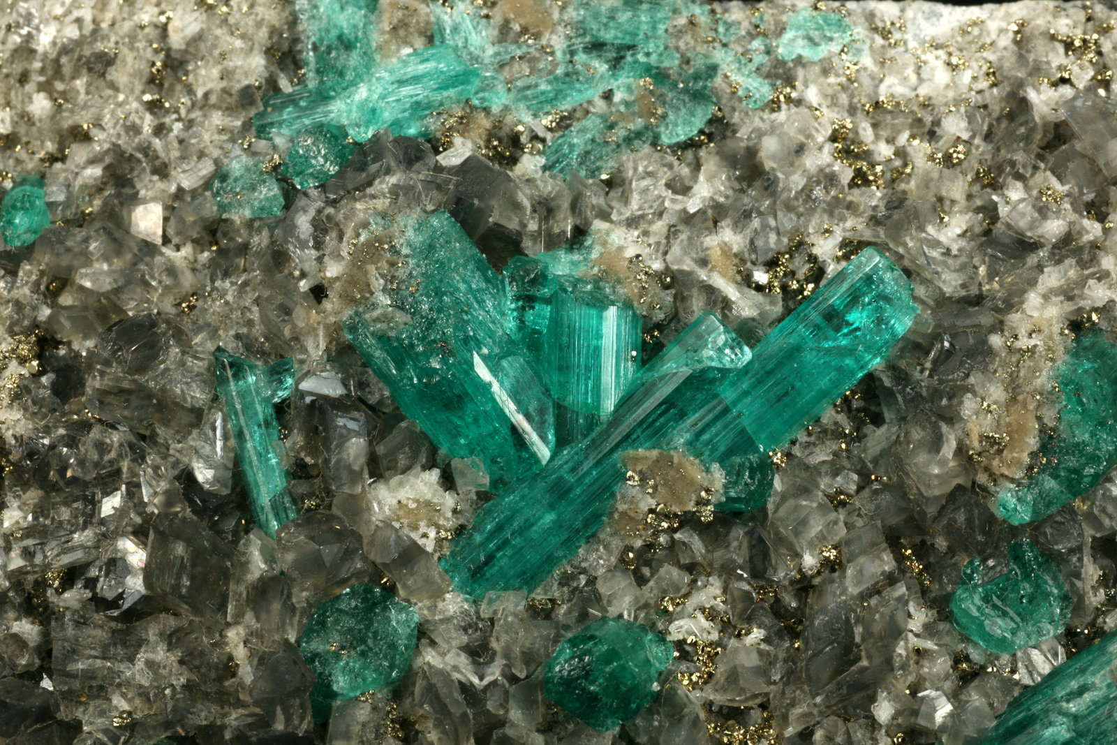 Beryl (variety emerald), Calcite, Pyrite, Albite
Detail - FOV=4cm
(Autor: Fiebre Verde)