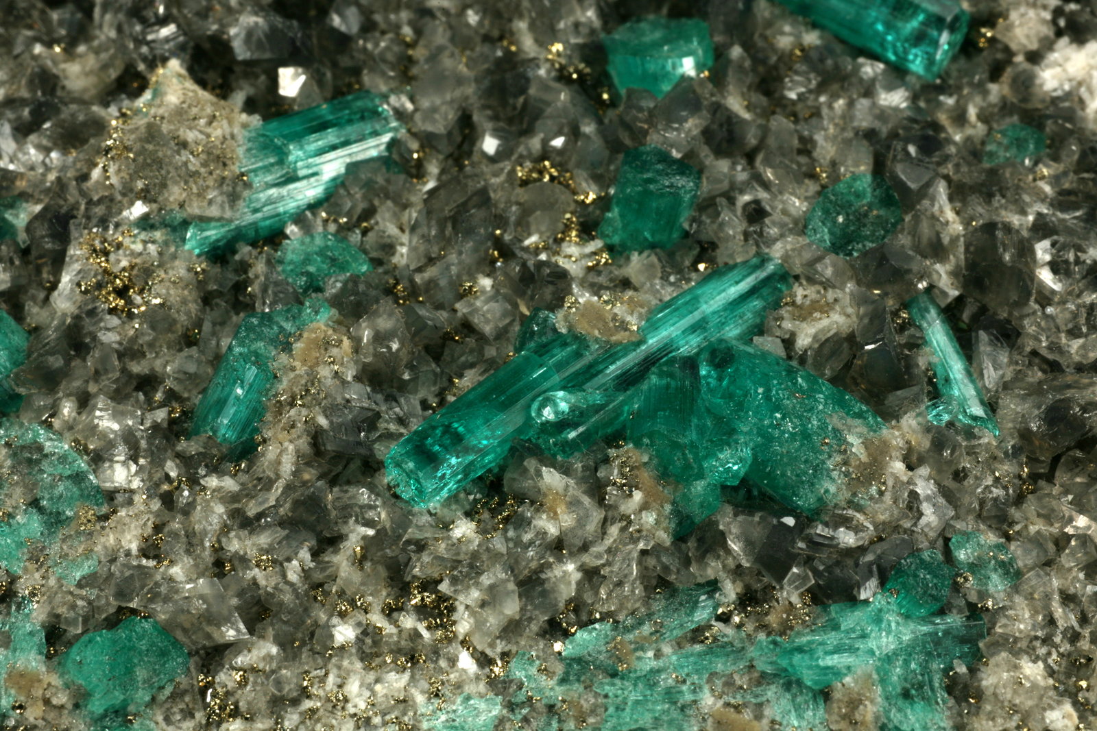 Beryl (variety emerald), Calcite, Pyrite, Albite
Detail - FOV=5cm
(Autor: Fiebre Verde)