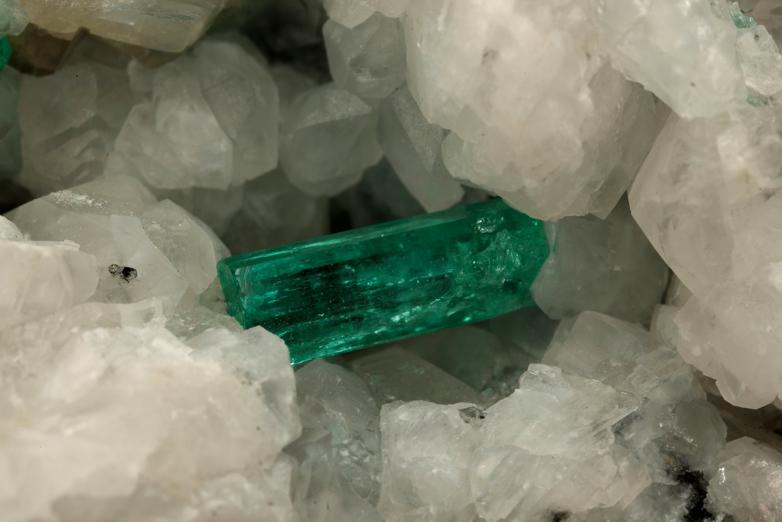 Beryl (variety emerald), Calcite
130x85x100mm, xls up to 27mm
(Autor: Fiebre Verde)