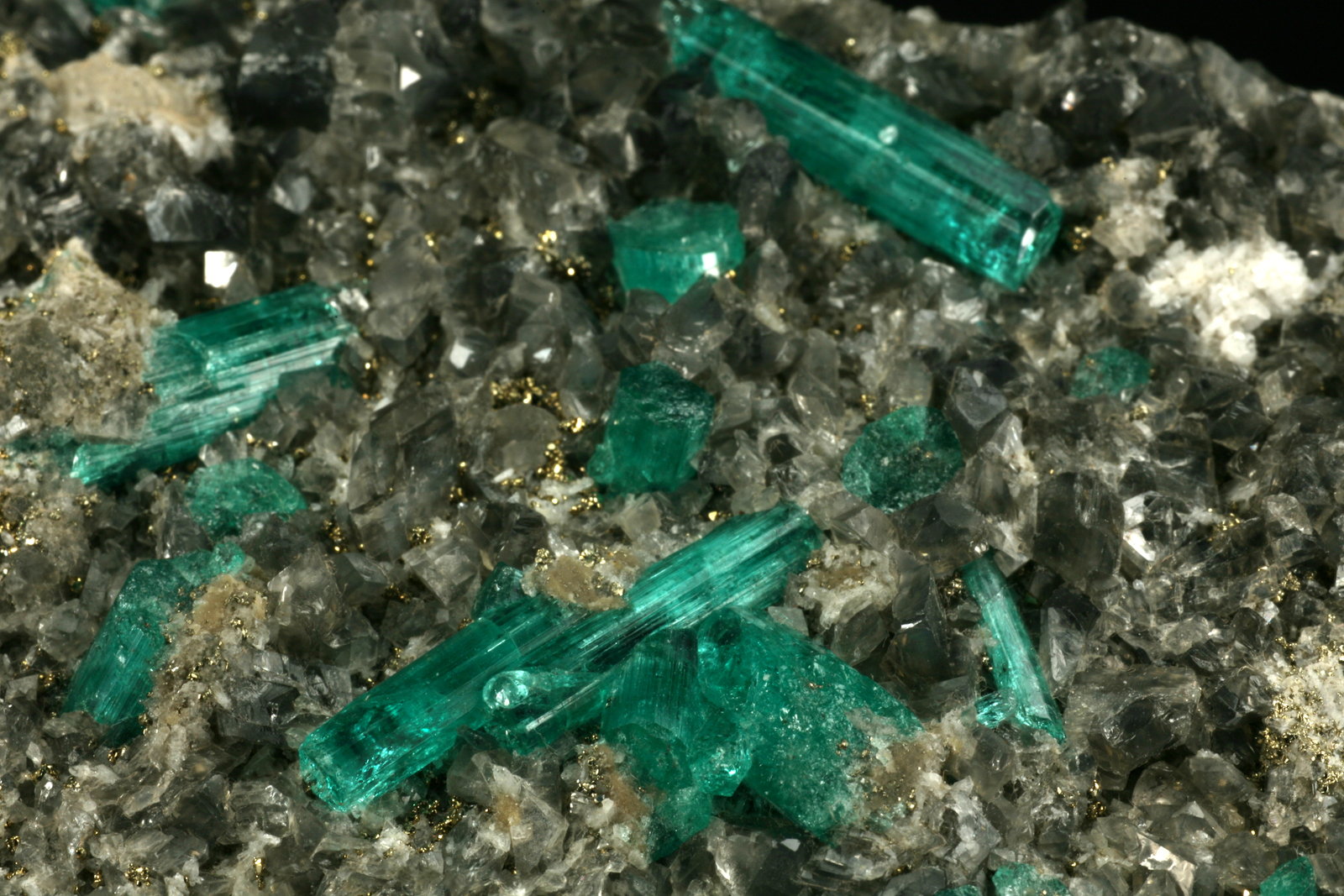 Beryl (variety emerald), Calcite, Pyrite, Albite
Detail - FOV=6cm
(Autor: Fiebre Verde)