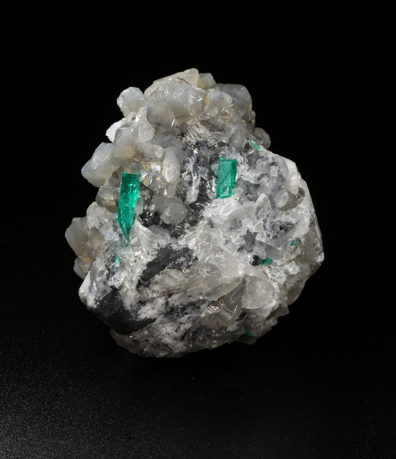 Beryl (variety emerald), Calcite, Dolomite
47x45x47mm, xl=18mm - 2 xls in the back: 11mm & 7mm
(Autor: Fiebre Verde)