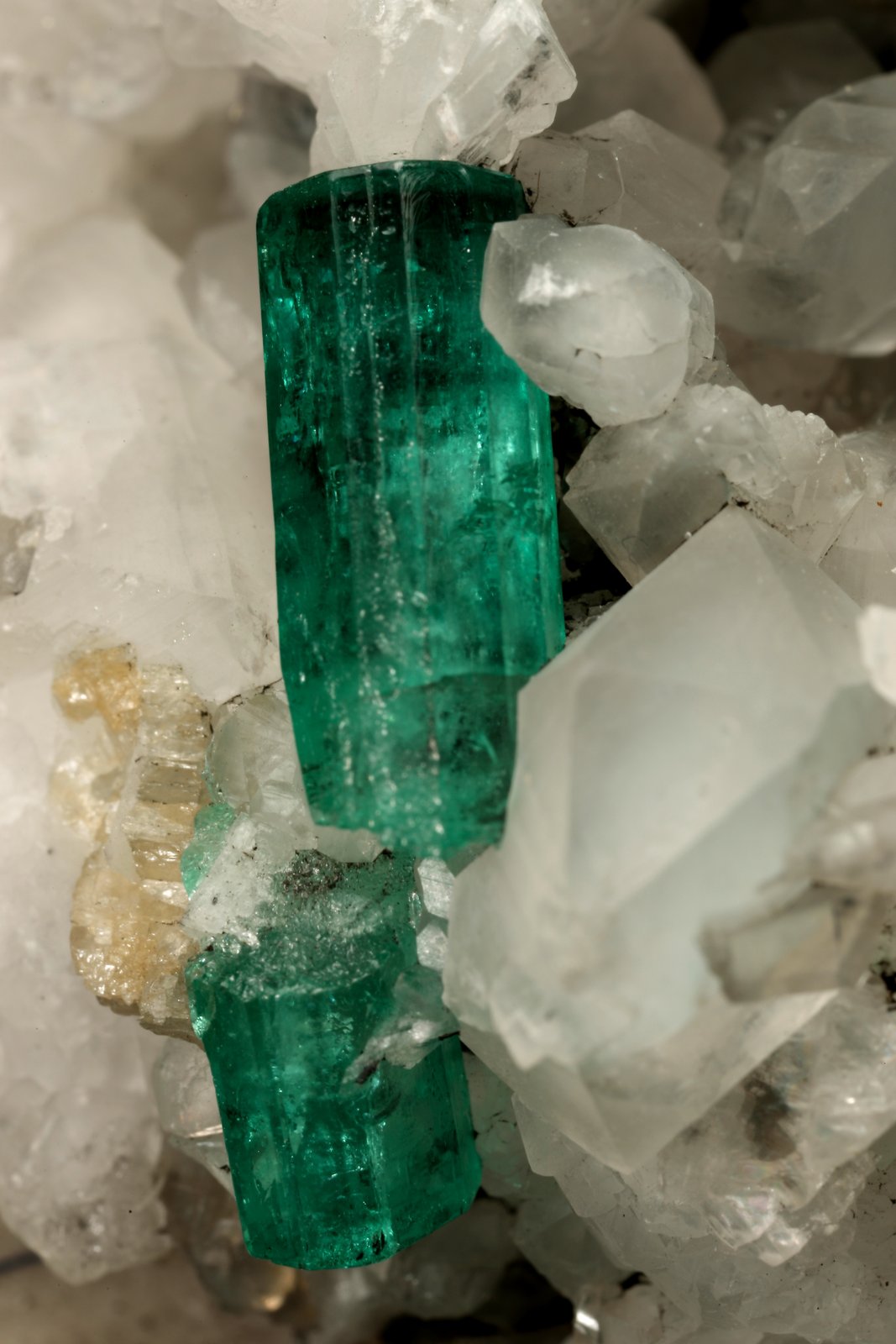Beryl (variety emerald), Calcite
130x85x100mm, xls up to 27mm
(Autor: Fiebre Verde)