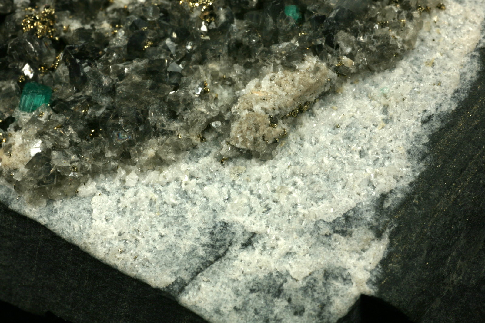 Beryl (variety emerald), Calcite, Pyrite, Albite
Detail - FOV=5cm
(Autor: Fiebre Verde)