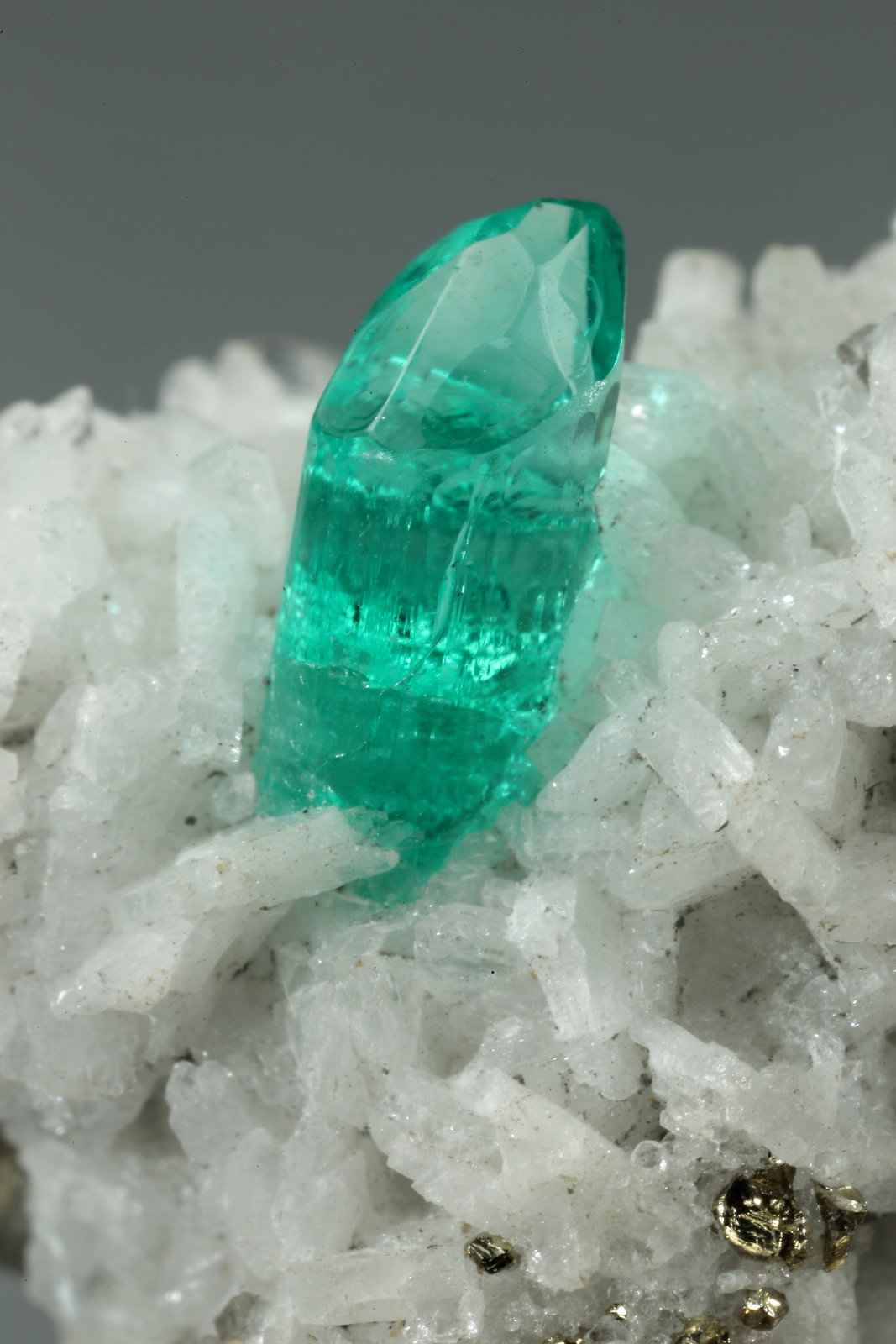 Beryl (variety emerald), Albite (variety cleavelandite), Pyrite
24x13x11mm, xl=6mm
(Autor: Fiebre Verde)