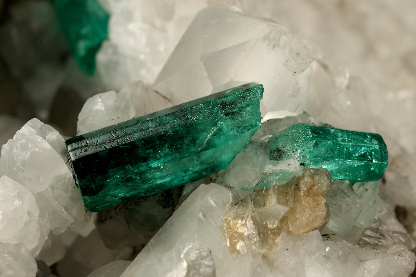 Beryl (variety emerald), Calcite
130x85x100mm, xls up to 27mm
(Autor: Fiebre Verde)
