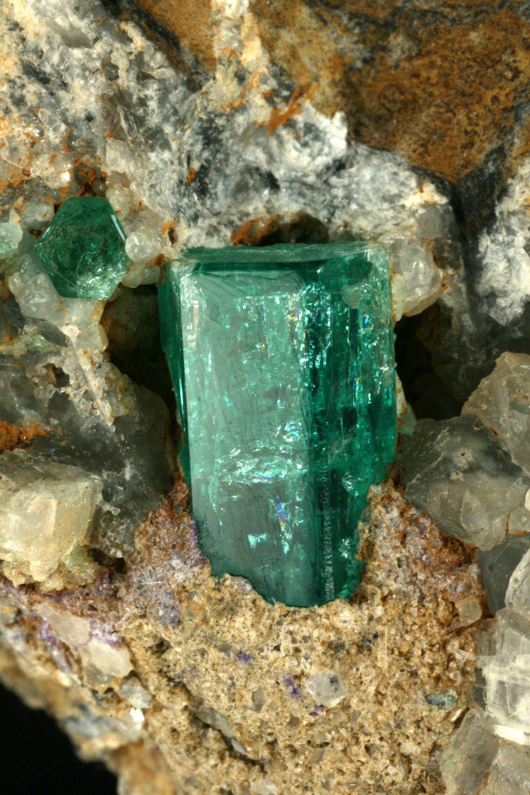 Beryl (variety emerald), Calcite
Detail - xl length=14mm
(Autor: Fiebre Verde)