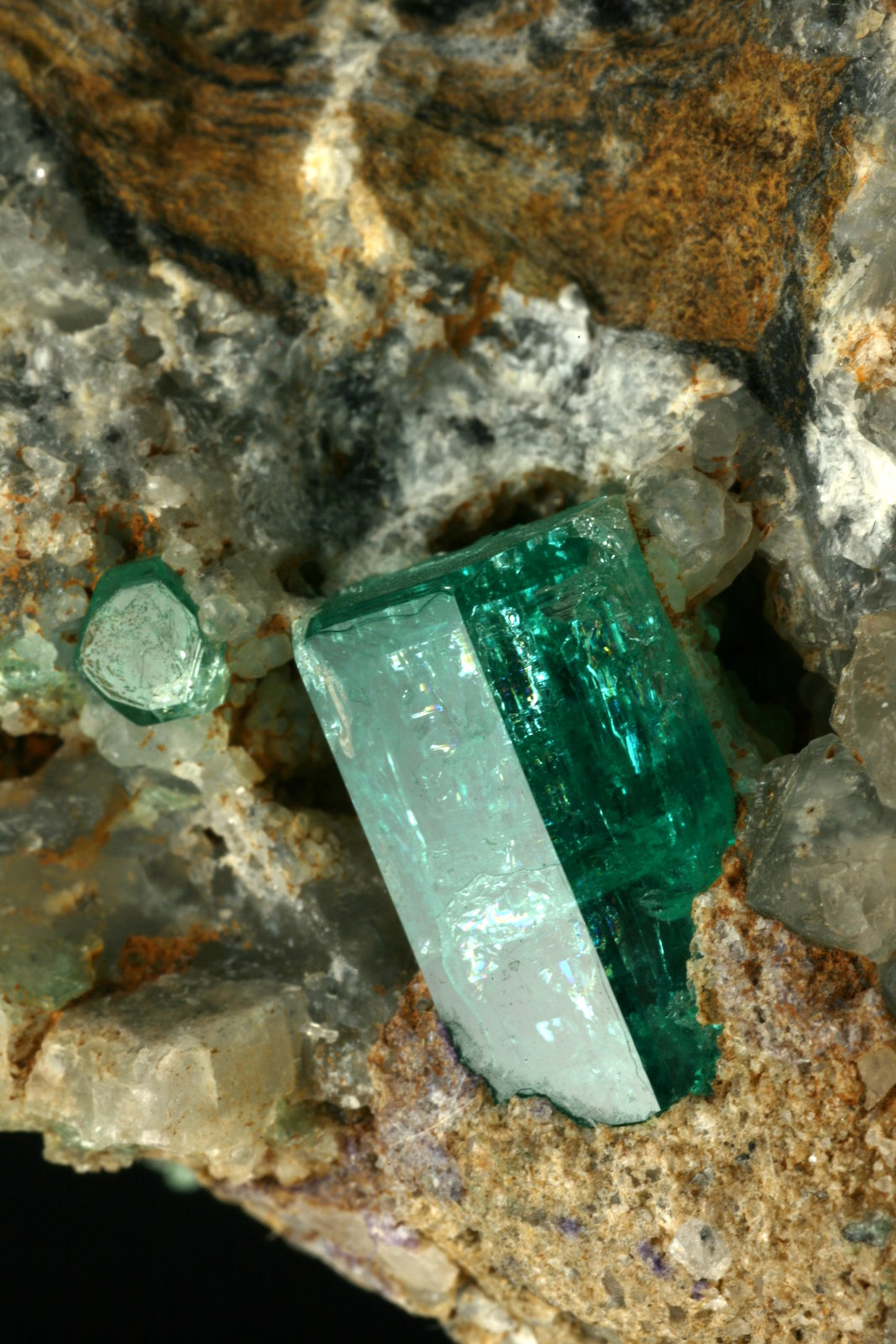 Beryl (variety emerald), Calcite
Detail - xl length=14mm
(Autor: Fiebre Verde)
