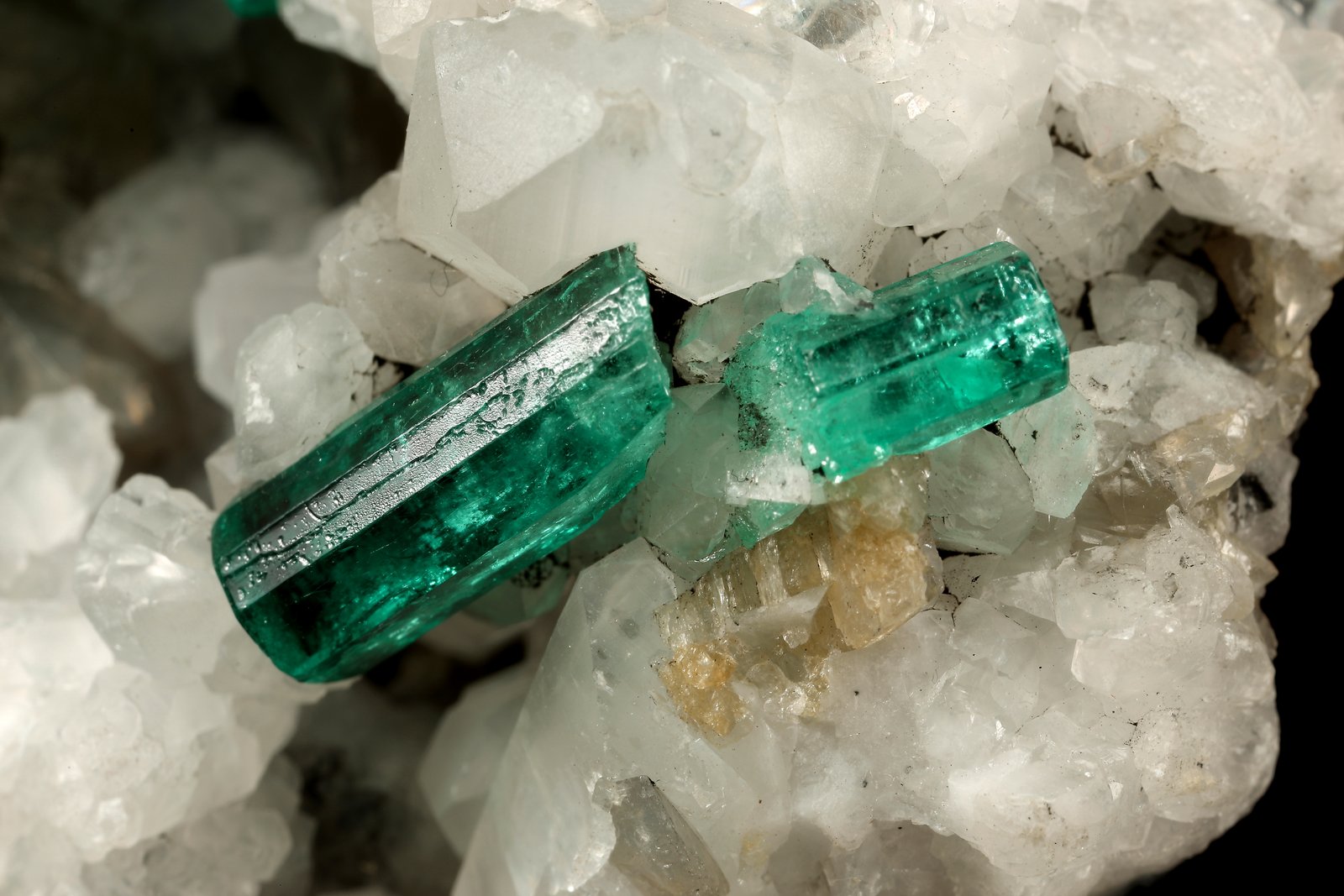 Beryl (variety emerald), Calcite
130x85x100mm, xls up to 27mm
(Autor: Fiebre Verde)
