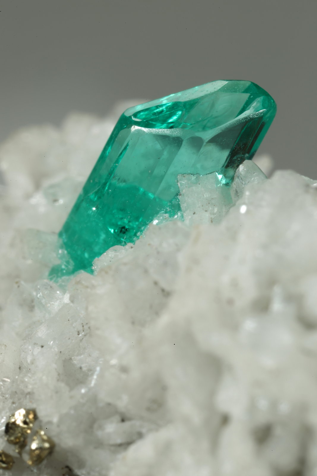 Beryl (variety emerald), Albite (variety cleavelandite), Pyrite
24x13x11mm, xl=6mm
(Autor: Fiebre Verde)