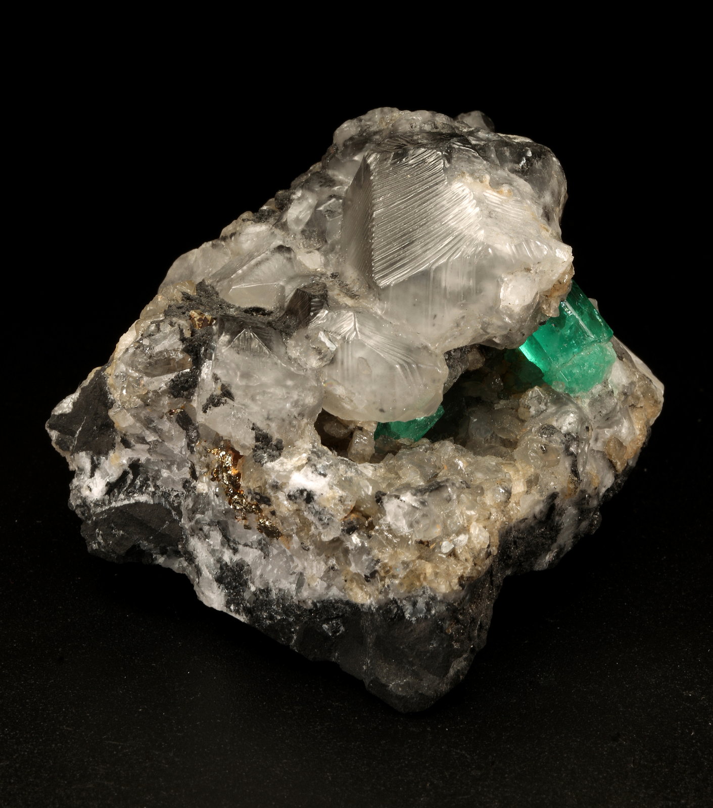 Beryl (variety emerald), Calcite, Pyrite
7cm across
(Autor: Fiebre Verde)