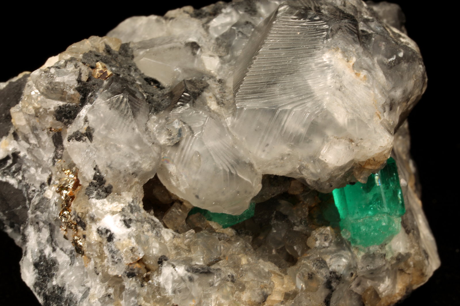 Beryl (variety emerald), Calcite, Pyrite
7cm across
(Autor: Fiebre Verde)
