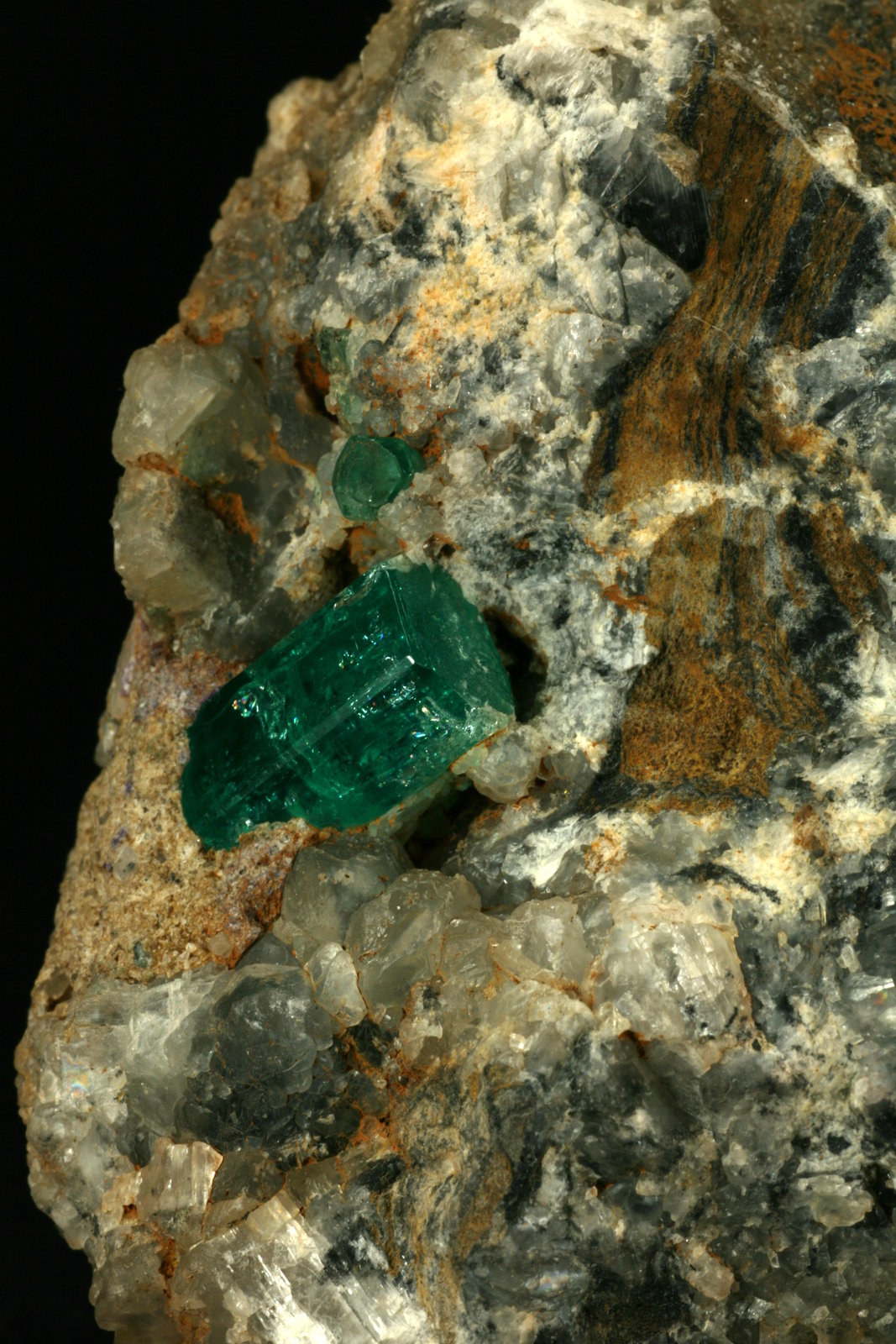 Beryl (variety emerald), Calcite
Detail - xl length=14mm
(Autor: Fiebre Verde)