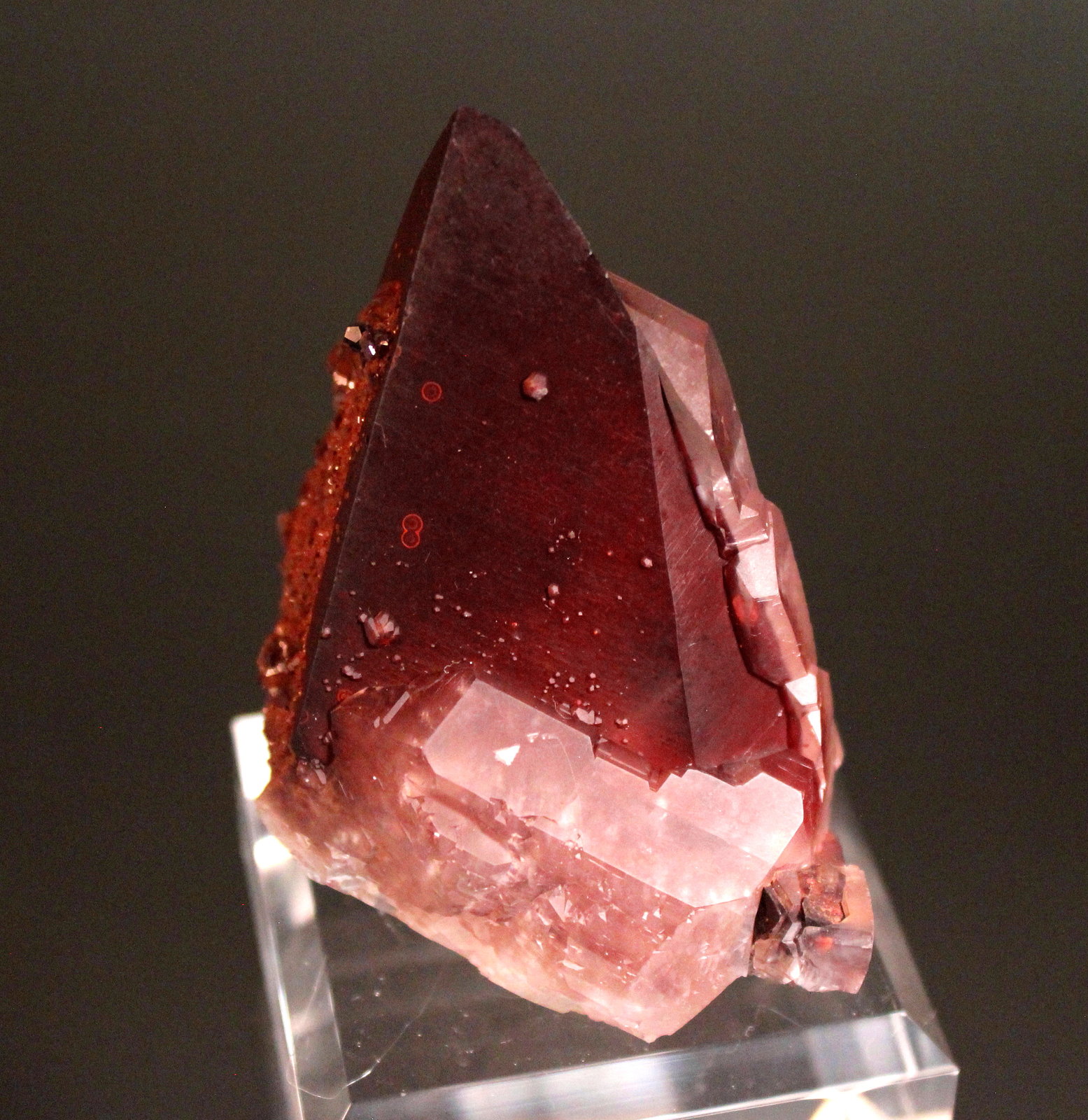 Calcite, Hematite
72mm x 52mm
(Autor: Don Lum)