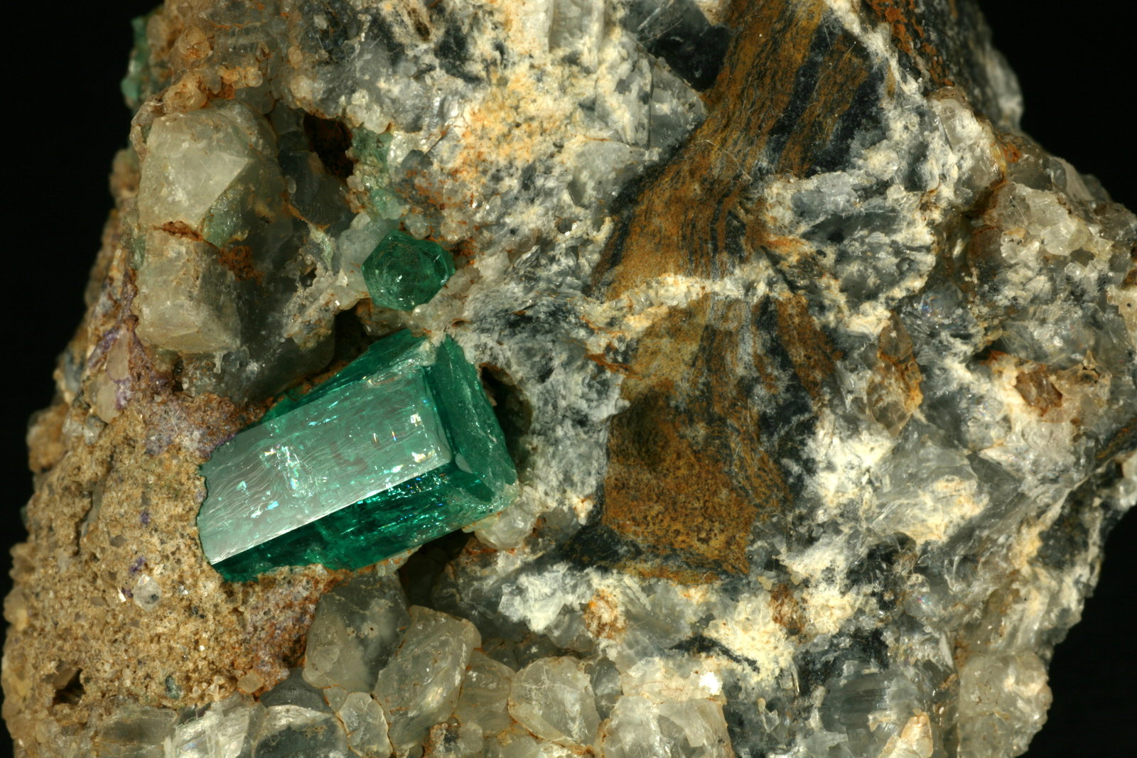 Beryl (variety emerald), Calcite
Detail - xl length=14mm
(Autor: Fiebre Verde)