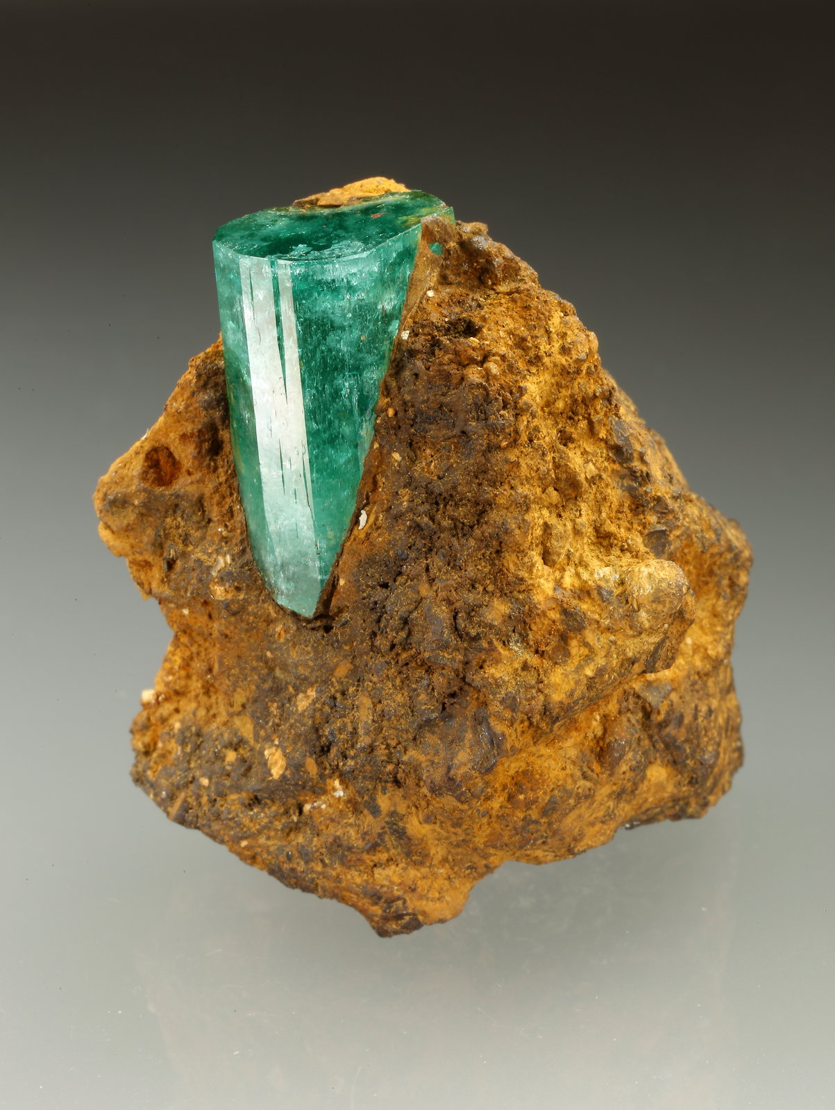 Beryl (variety emerald), Calcite
38x44x30mm, xl=22x14mm
(Autor: Fiebre Verde)
