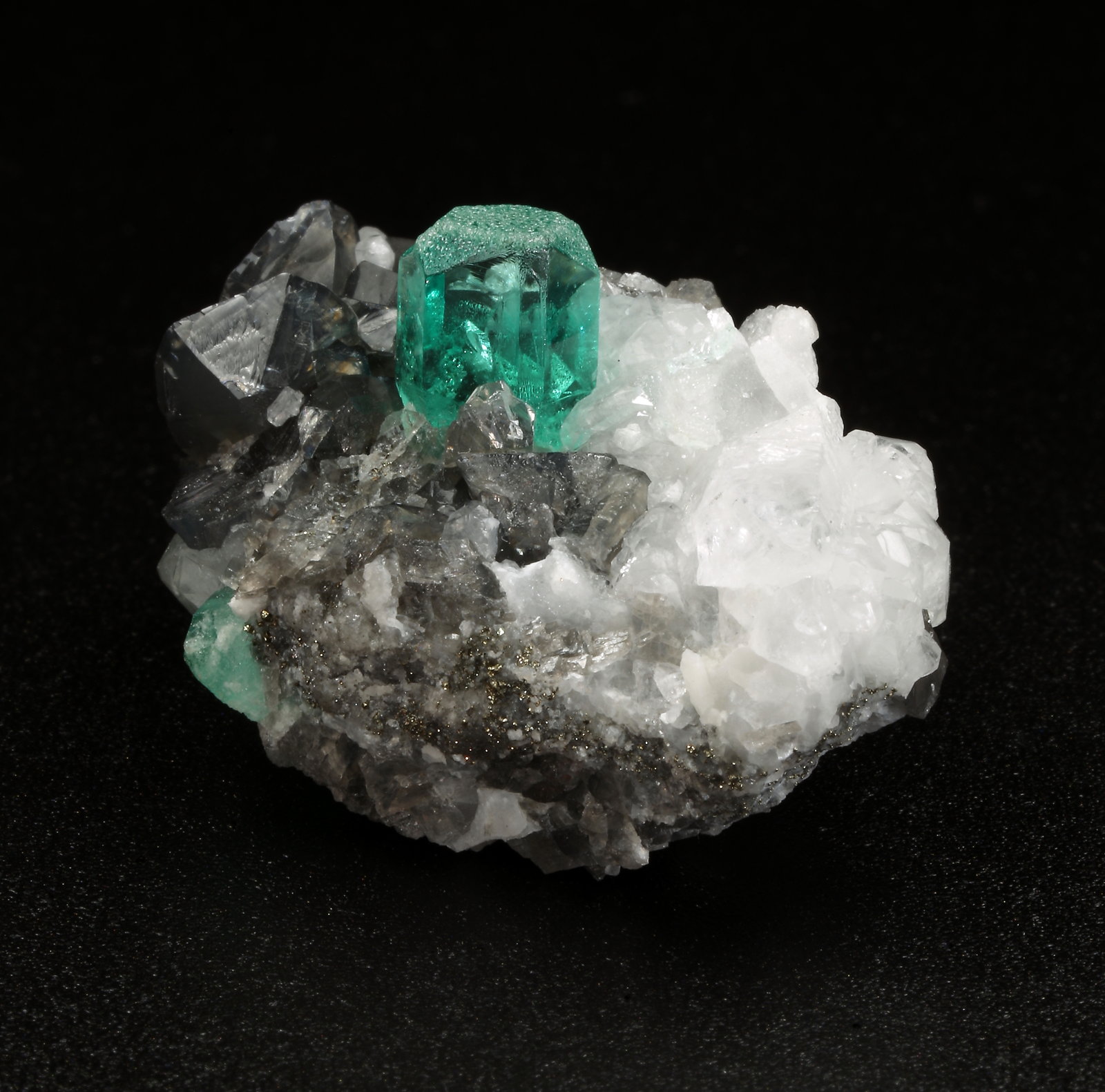 Beryl (variety emerald), Calcite, Pyrite, Quartz
32x21x20mm, xls=7mm (main) & 17mm
(Autor: Fiebre Verde)
