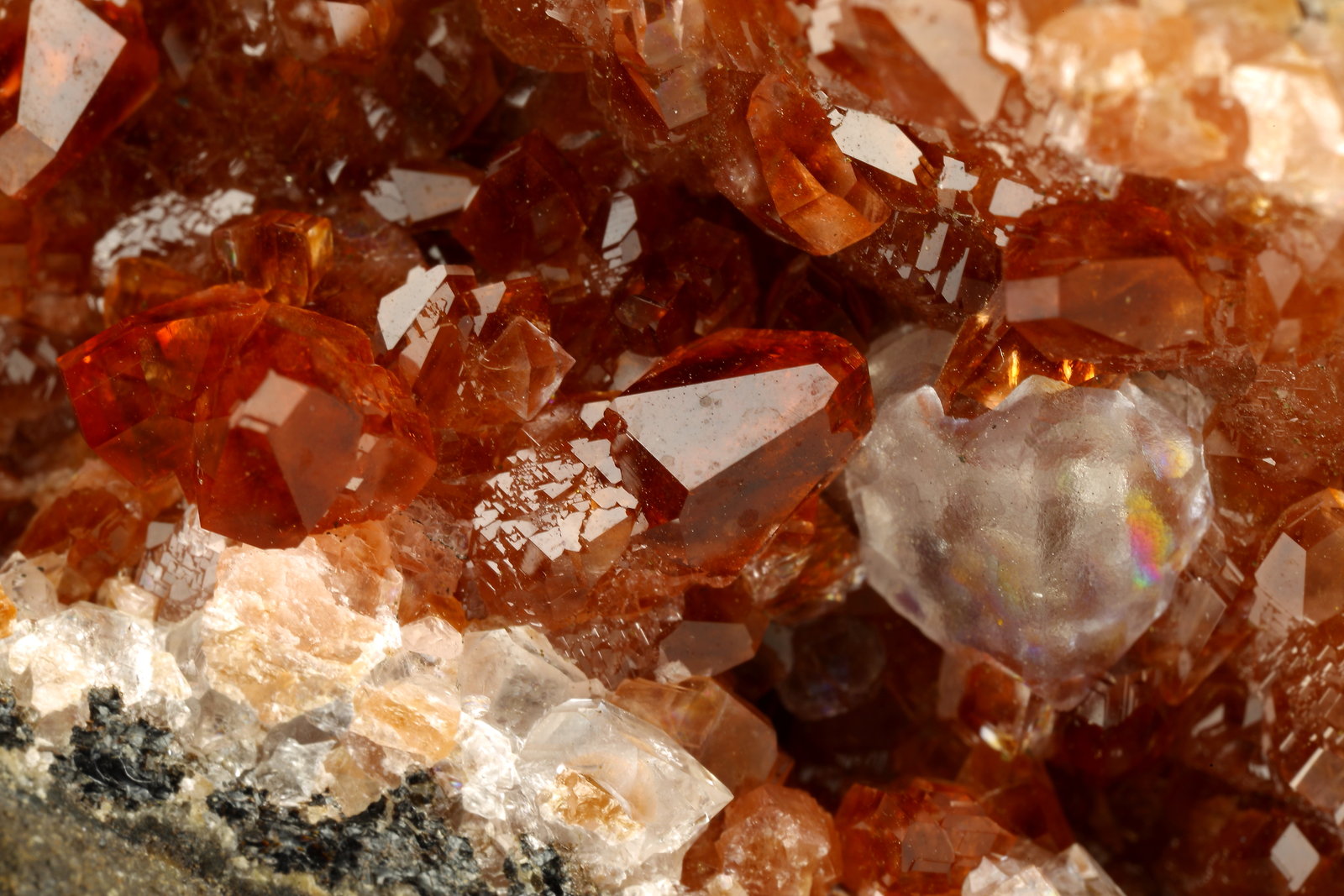 Rhodochrosite, Fluorite, Quartz, Goethite
115x110x50mm
(Autor: Fiebre Verde)