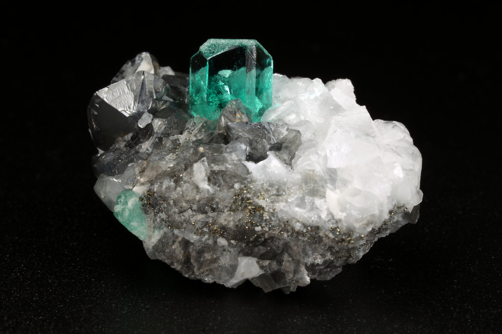 Beryl (variety emerald), Calcite, Pyrite, Quartz
32x21x20mm, xls=7mm (main) & 17mm
(Autor: Fiebre Verde)