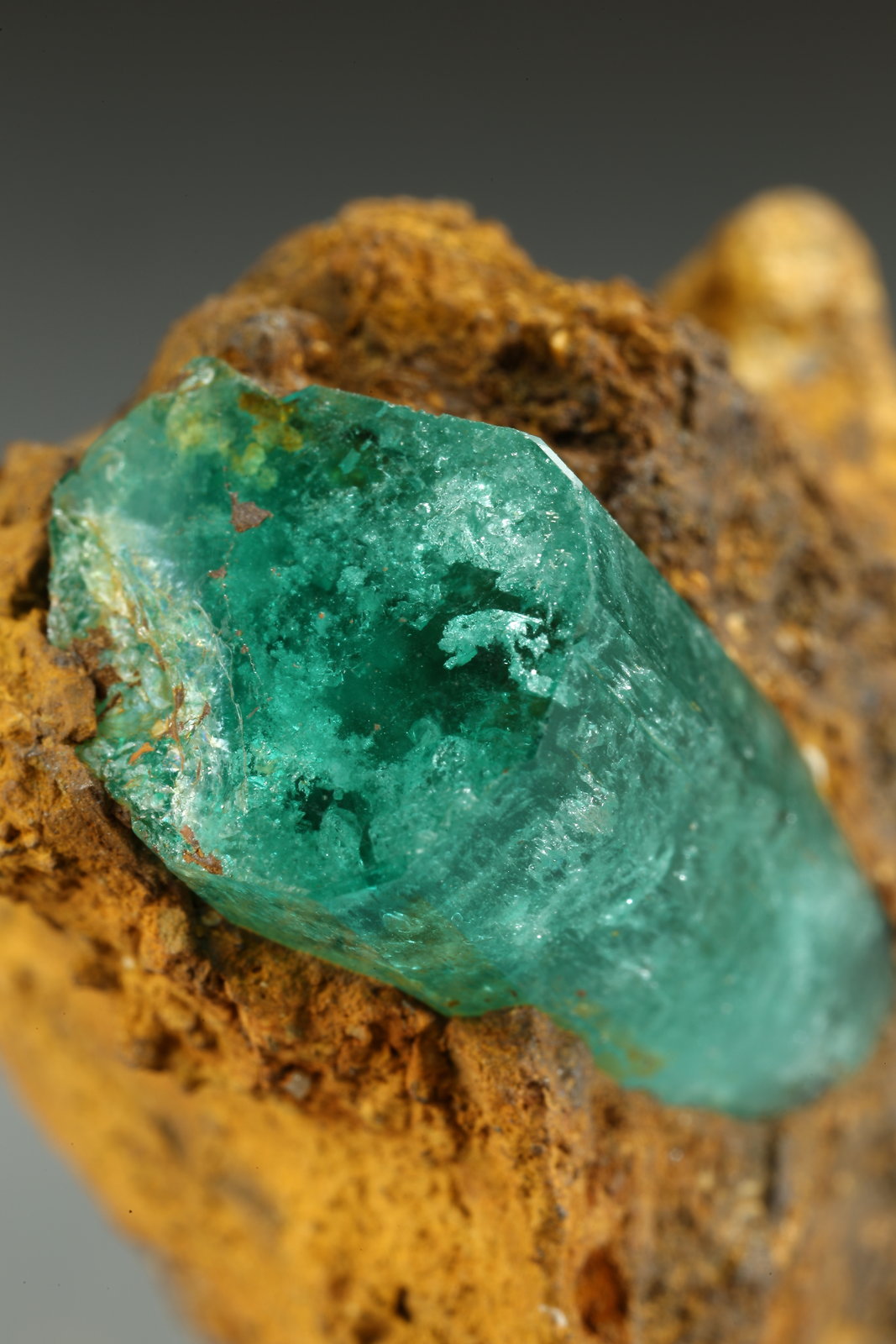 Beryl (variety emerald), Calcite
38x44x30mm, xl=22x14mm
(Autor: Fiebre Verde)