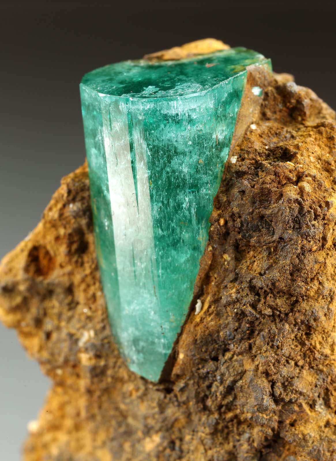 Beryl (variety emerald), Calcite
38x44x30mm, xl=22x14mm
(Autor: Fiebre Verde)