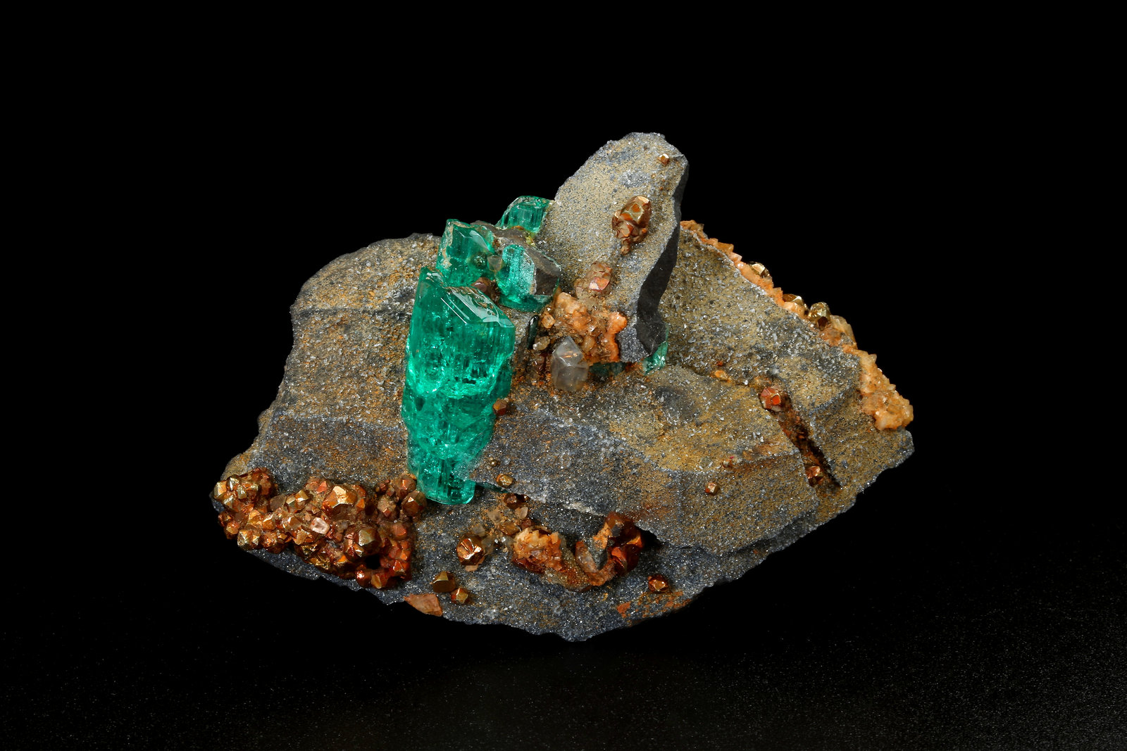 Beryl (variety emerald), Calcite, Pyrite
68 x 50 x 14 mm - main xl fragment 21 mm
(Autor: Fiebre Verde)
