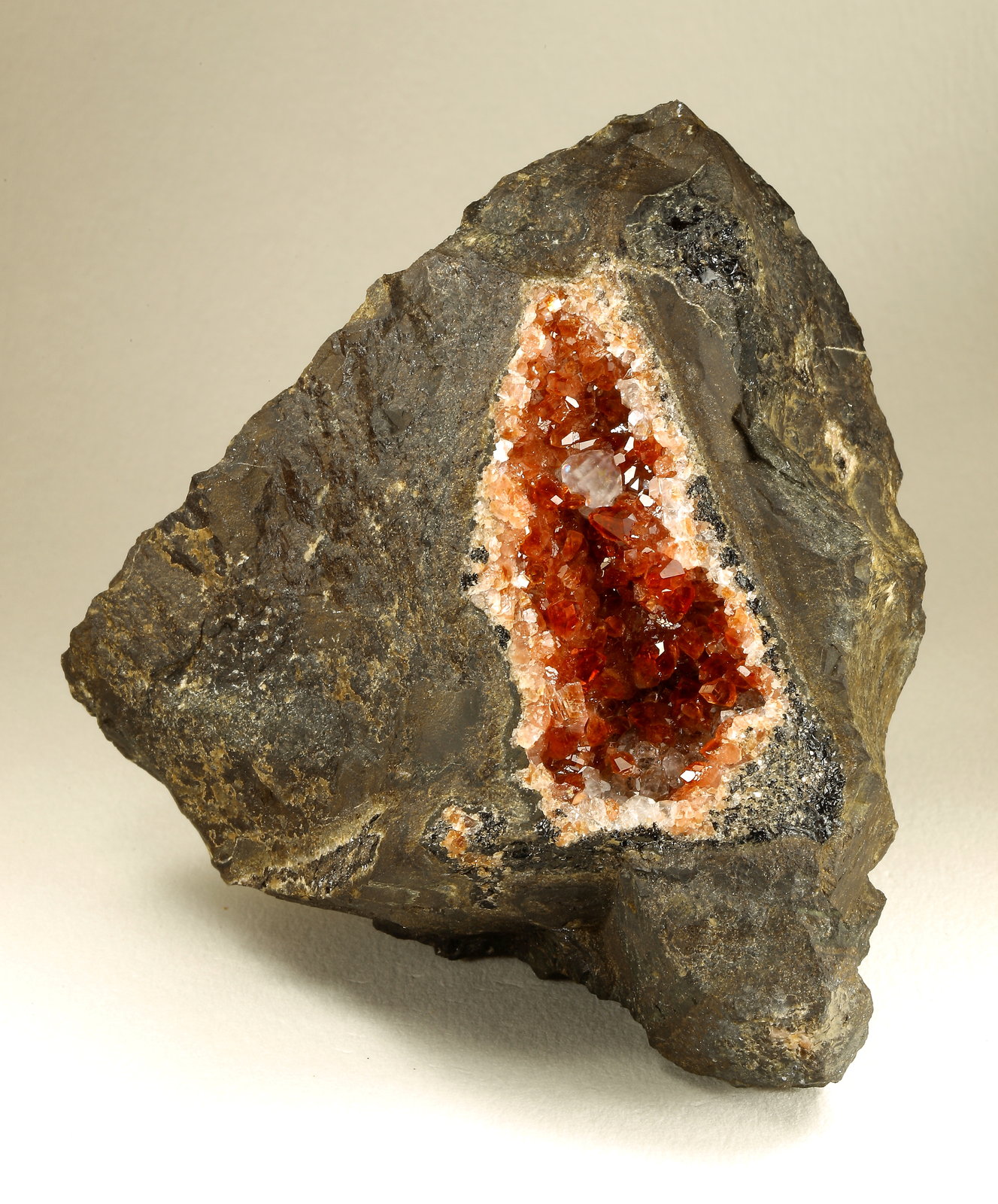 Rhodochrosite, Fluorite, Quartz, Goethite
115x110x50mm
(Autor: Fiebre Verde)