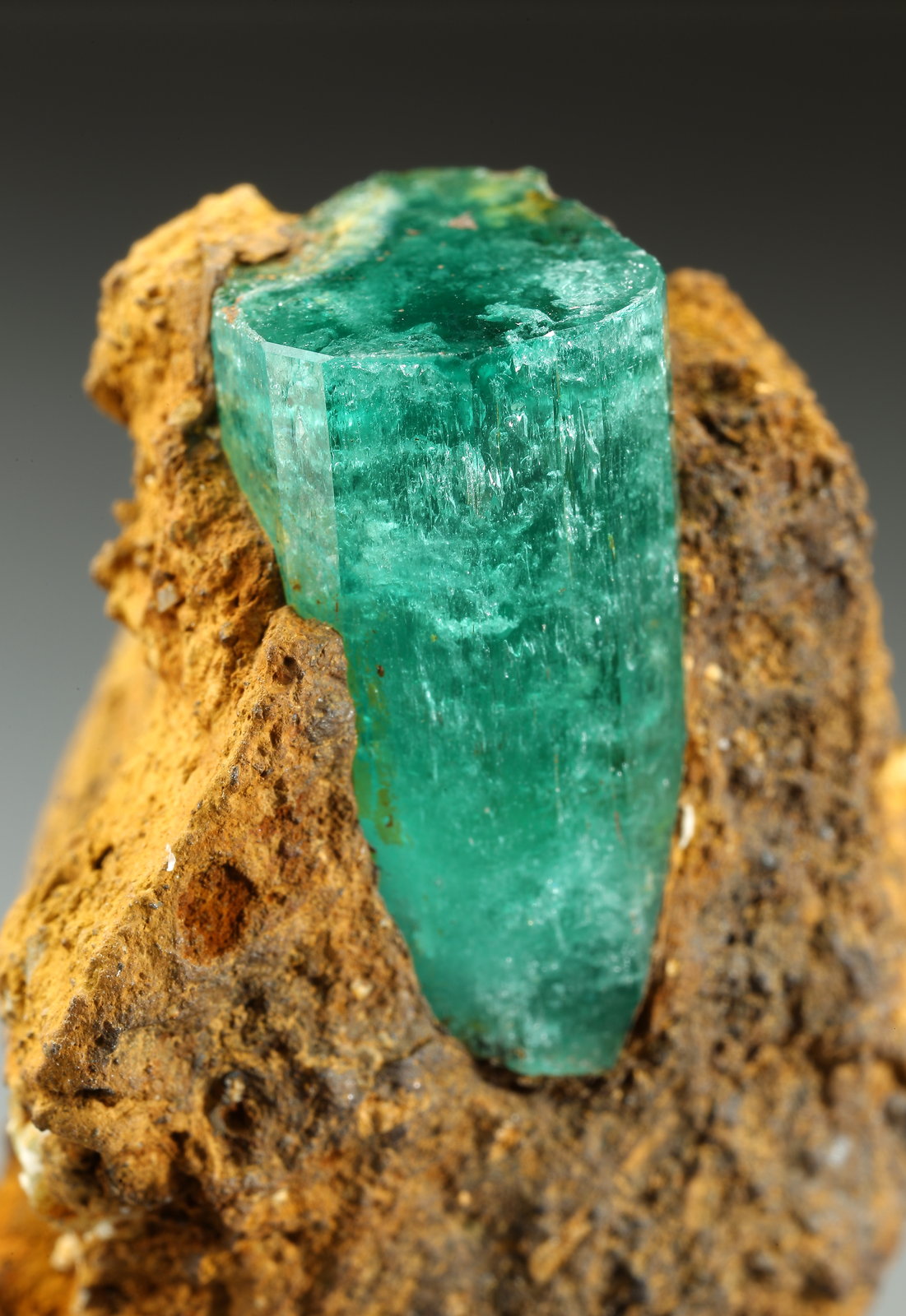 Beryl (variety emerald), Calcite
38x44x30mm, xl=22x14mm
(Autor: Fiebre Verde)