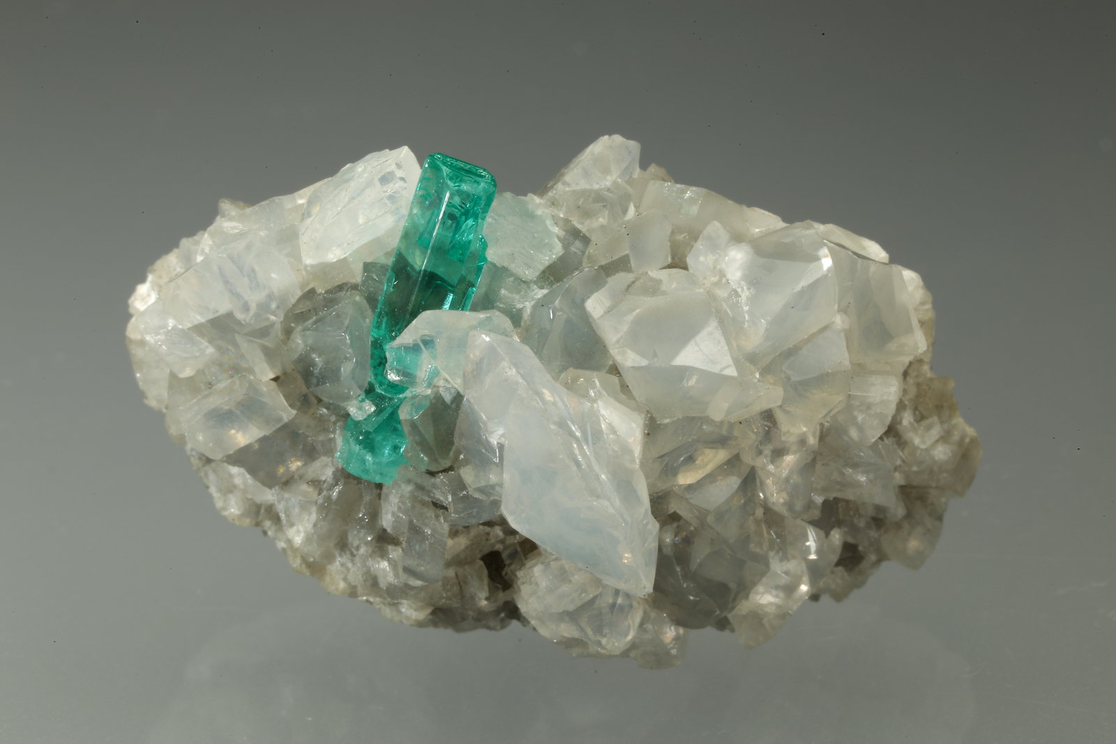Beryl (variety emerald), Dolomite, Pyrite
36x21x19mm, xl=13mm
(Autor: Fiebre Verde)