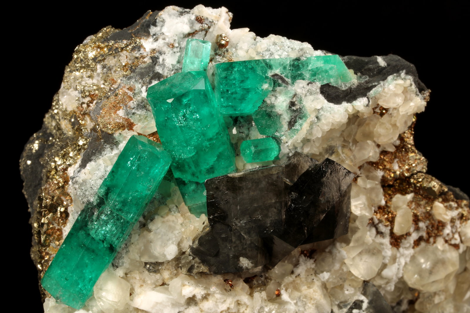 Beryl (variety emerald), Calcite, Dolomite, Pyrite
60x57x28mm, xls=20mm & 16mm
(Autor: Fiebre Verde)
