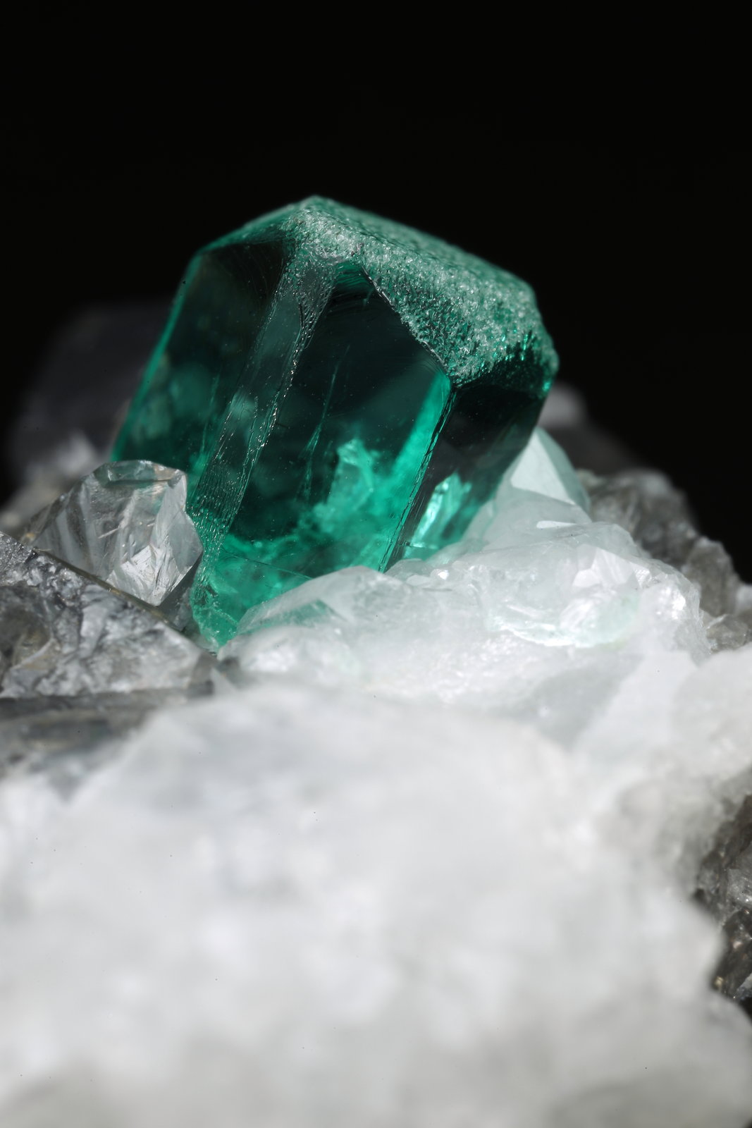 Beryl (variety emerald), Calcite, Pyrite, Quartz
32x21x20mm, xls=7mm (main) & 17mm
(Autor: Fiebre Verde)