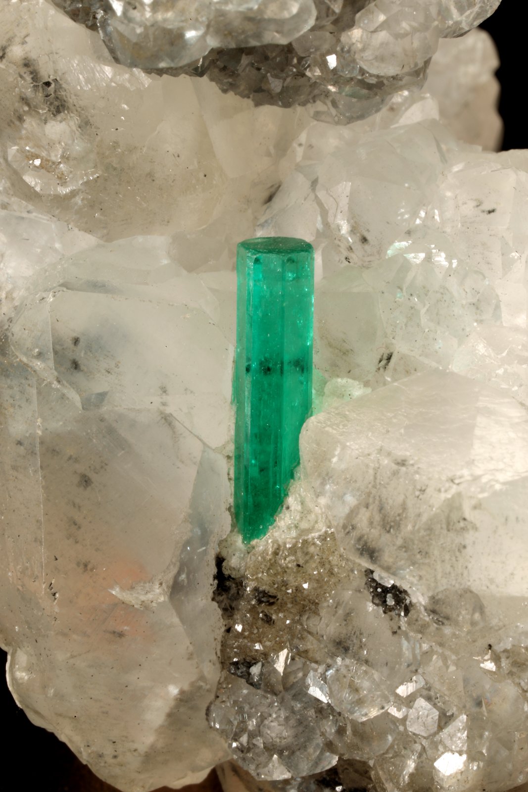 Beryl (variety emerald), Calcite
35x64x49mm, xl=12mm
(Autor: Fiebre Verde)