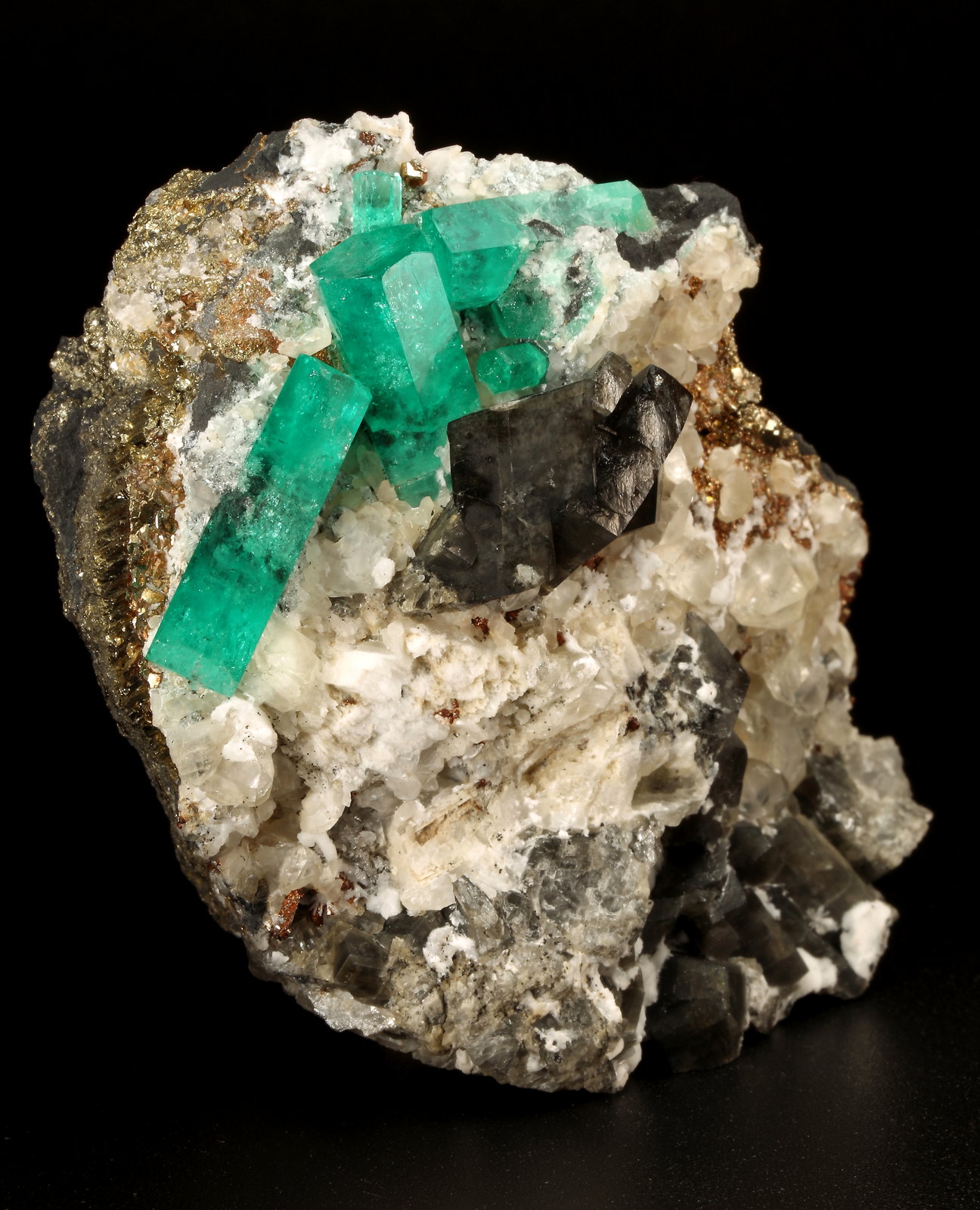 Beryl (variety emerald), Calcite, Dolomite, Pyrite
60x57x28mm, xls=20mm & 16mm
(Autor: Fiebre Verde)