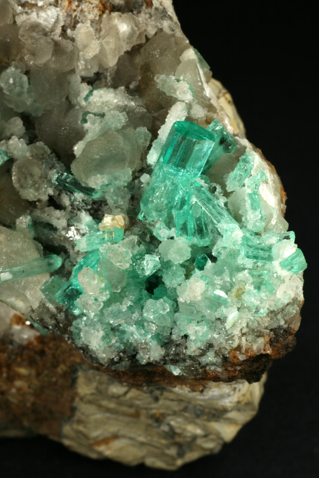 Beryl (variety emerald), Calcite
85x80x60mm - Detail
(Autor: Fiebre Verde)