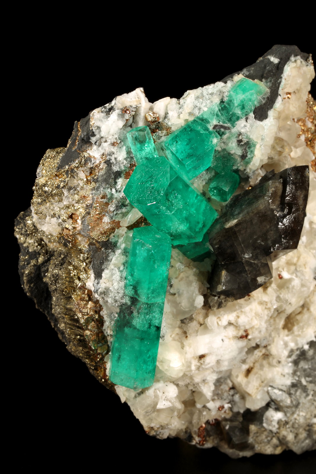 Beryl (variety emerald), Calcite, Dolomite, Pyrite
60x57x28mm, xls=20mm & 16mm
(Autor: Fiebre Verde)