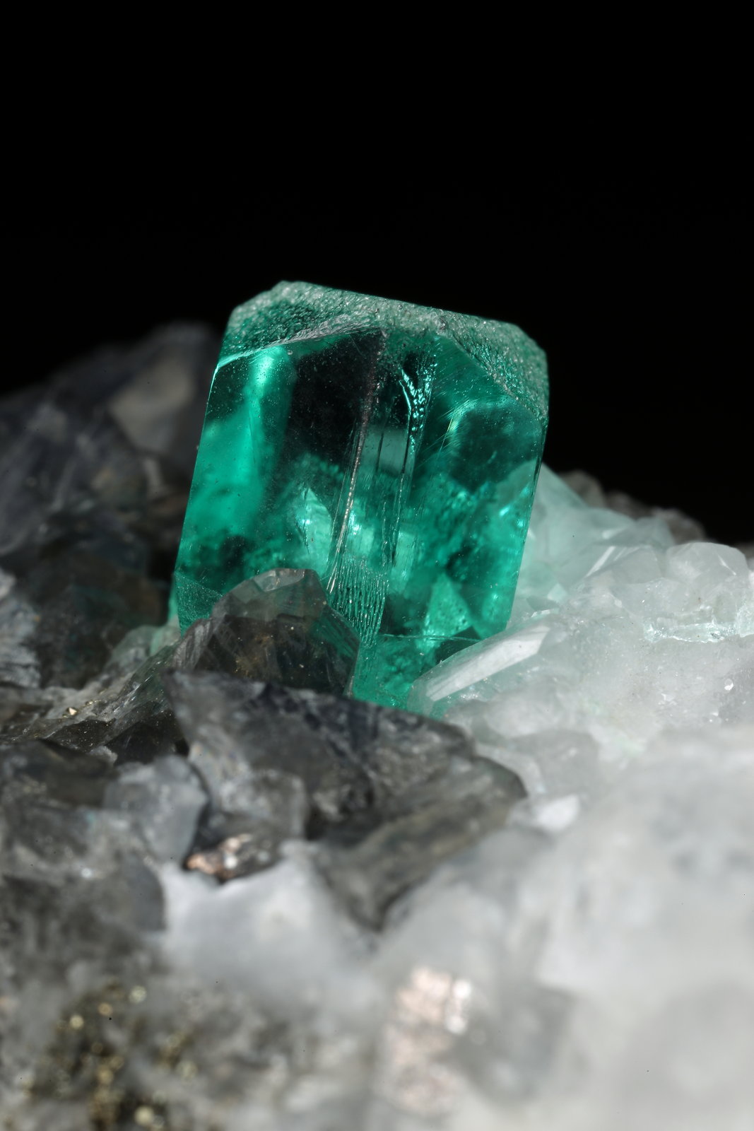 Beryl (variety emerald), Calcite, Pyrite, Quartz
32x21x20mm, xls=7mm (main) & 17mm
(Autor: Fiebre Verde)