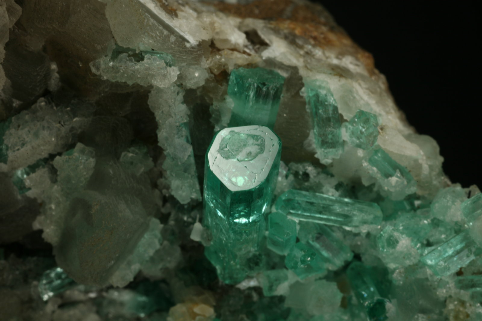 Beryl (variety emerald), Calcite
85x80x60mm - Detail
(Autor: Fiebre Verde)