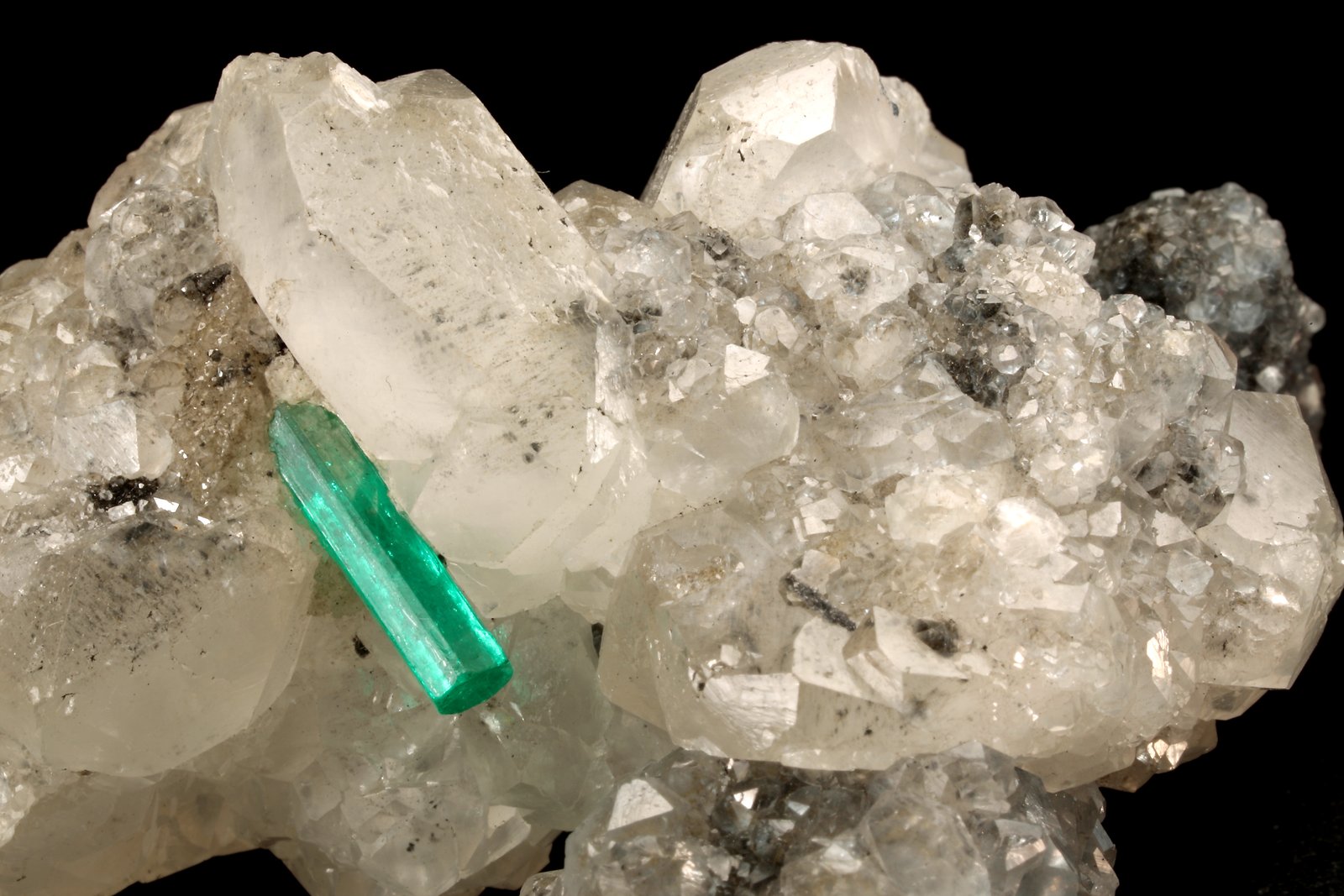 Beryl (variety emerald), Calcite
35x64x49mm, xl=12mm
(Autor: Fiebre Verde)
