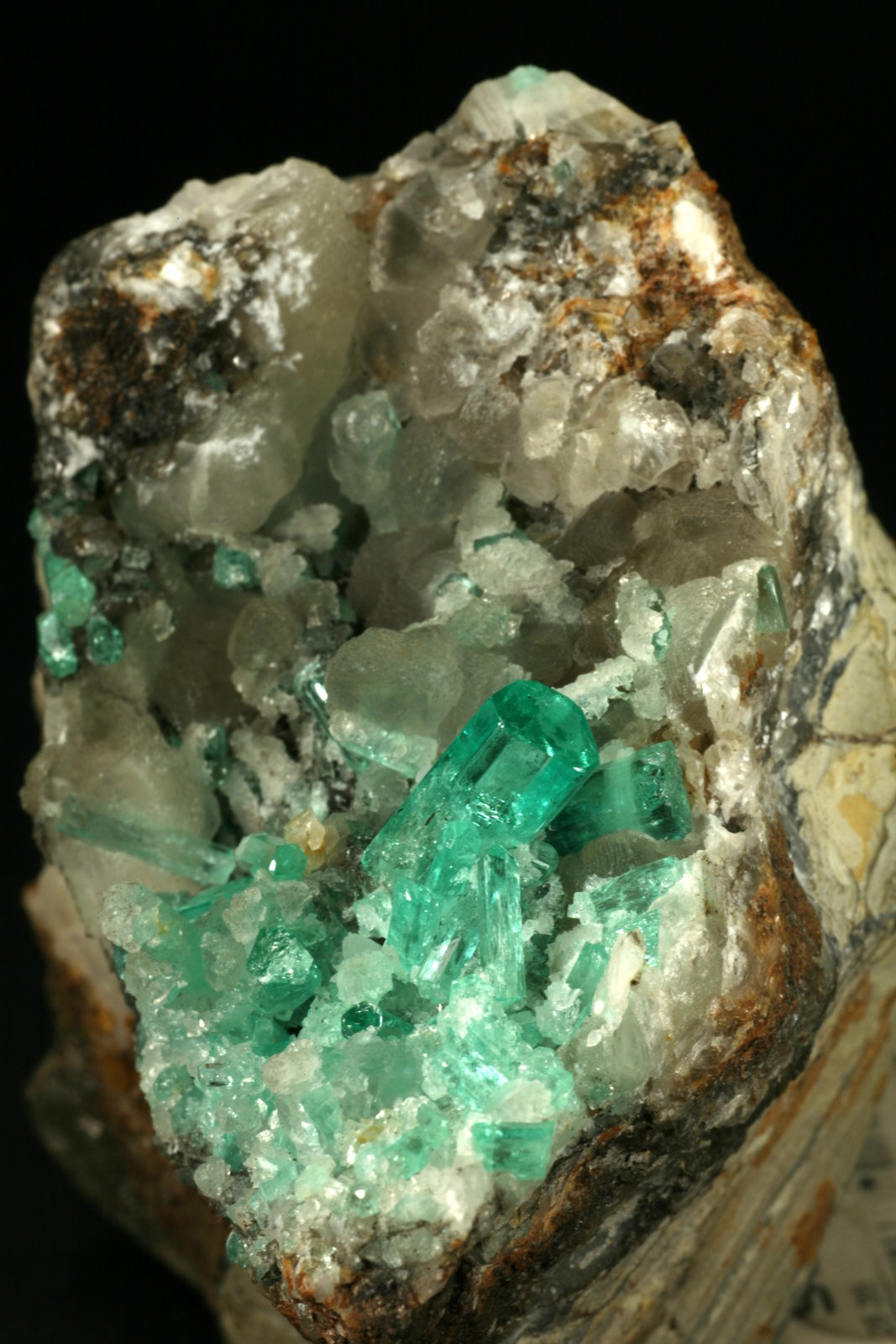 Beryl (variety emerald), Calcite
85x80x60mm - Detail
(Autor: Fiebre Verde)