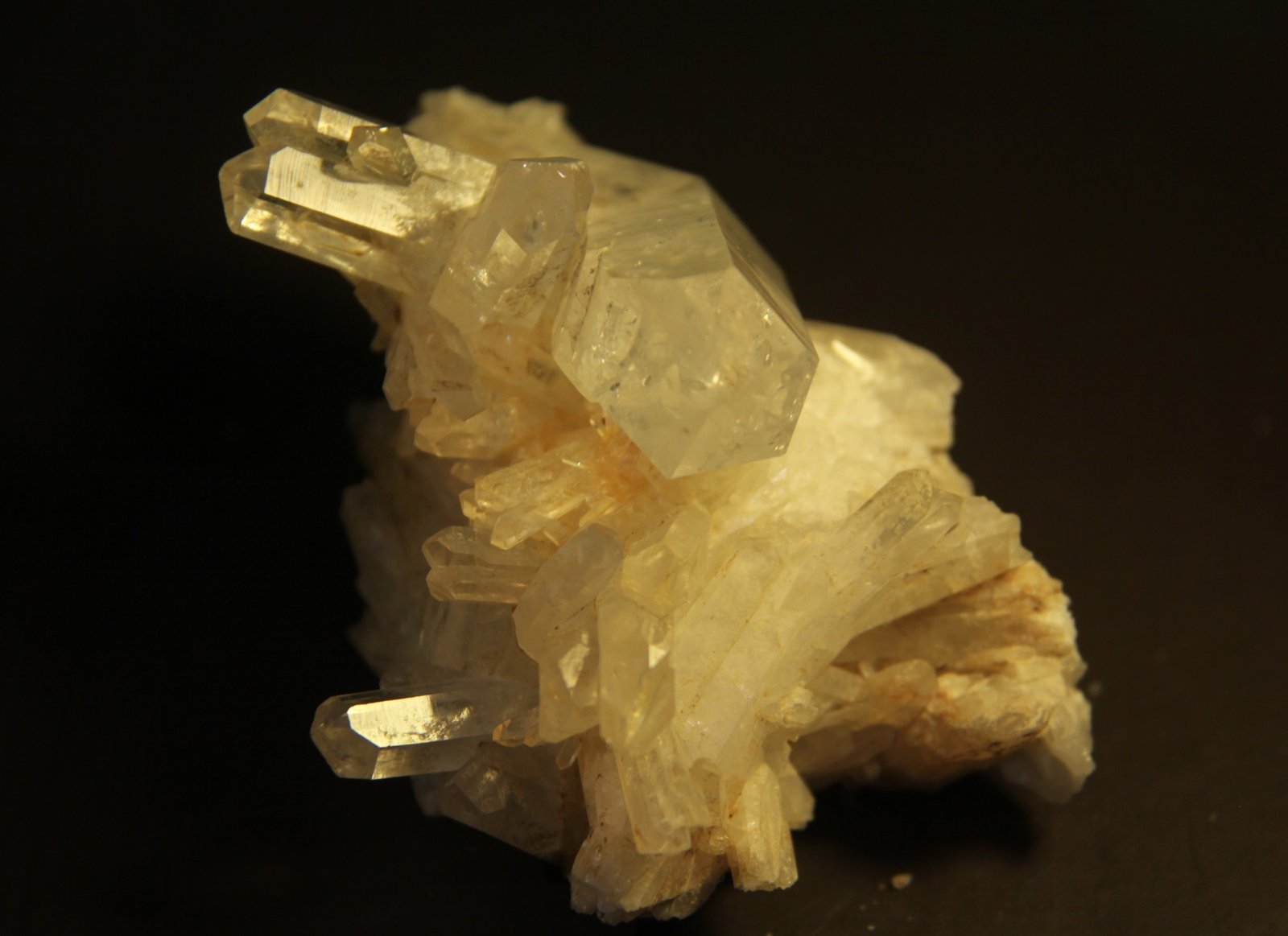 Quartz
103mm x 80mm x 66mm. Main crystal 60mm x 24mm x 21mm
(Autor: Firmo Espinar)