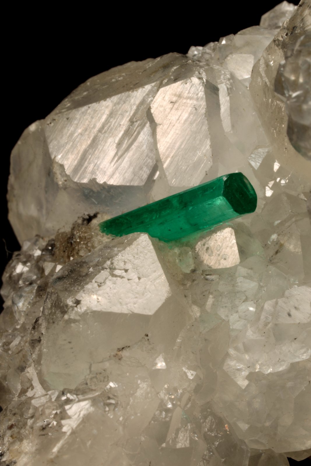 Beryl (variety emerald), Calcite
35x64x49mm, xl=12mm
(Autor: Fiebre Verde)